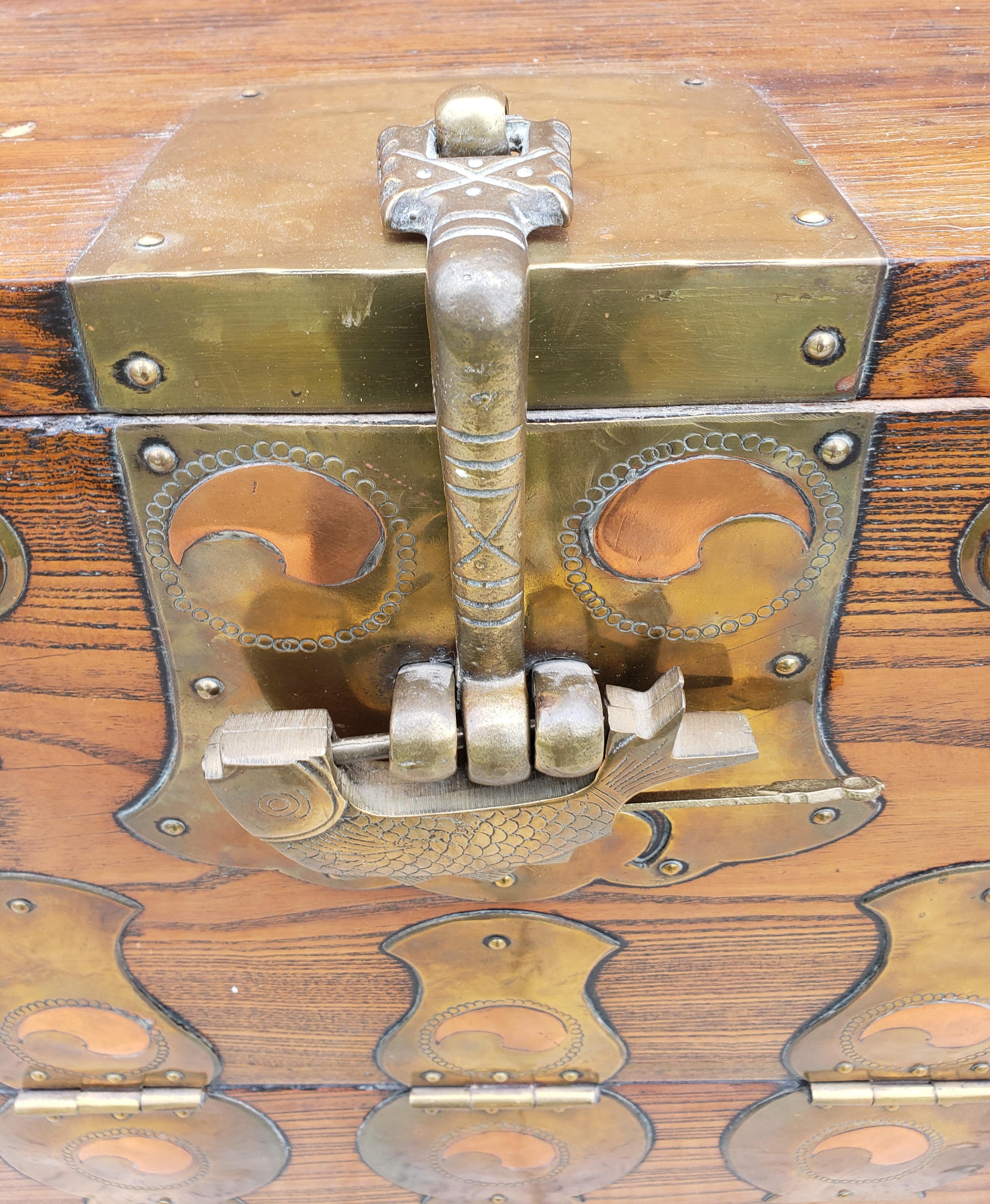 1800s Chinese Brass Mounted Elmwood Tonsu Chest à Abattant with Lock For Sale 2