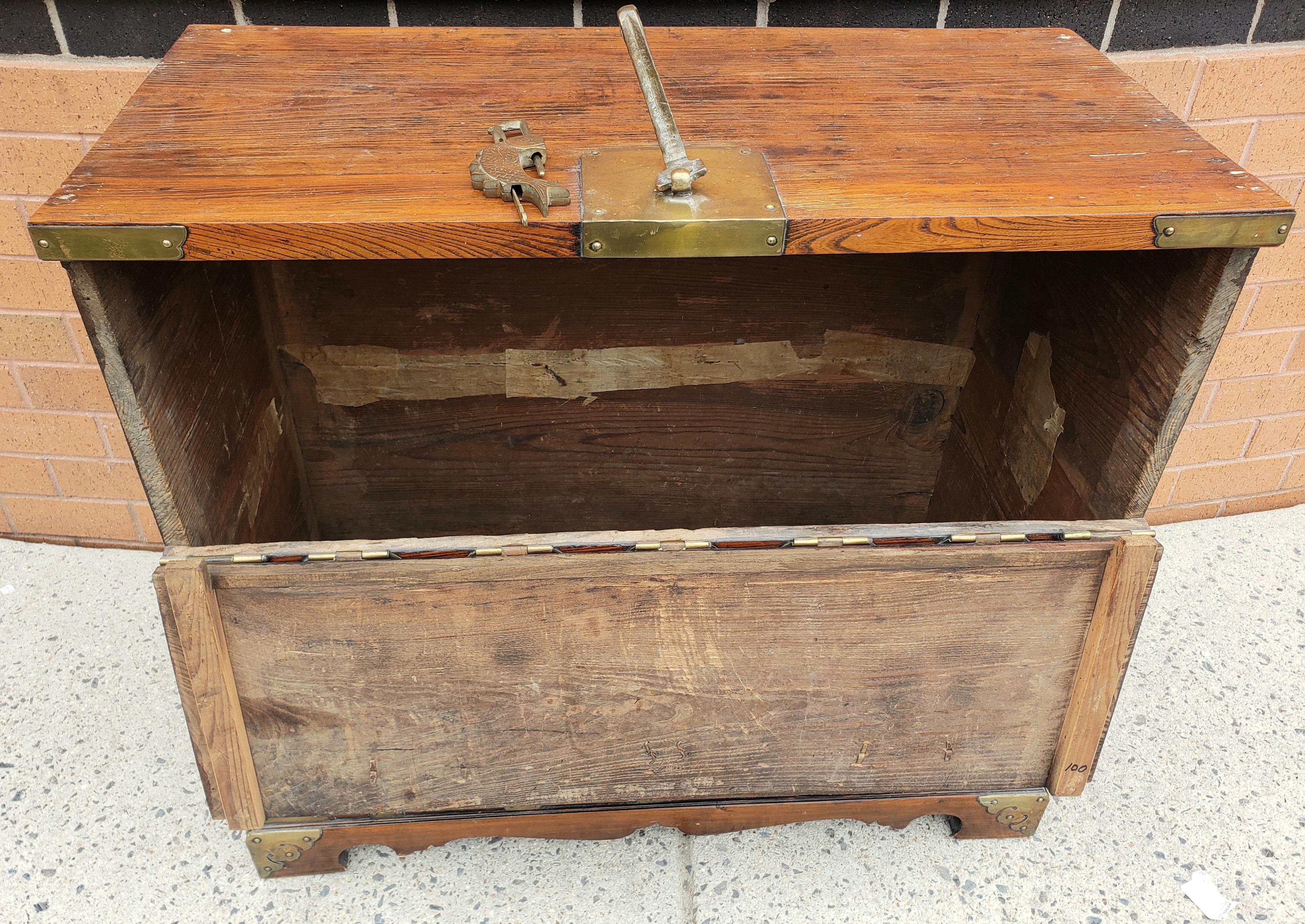 1800s Chinese Brass Mounted Elmwood Tonsu Chest à Abattant with Lock For Sale 3