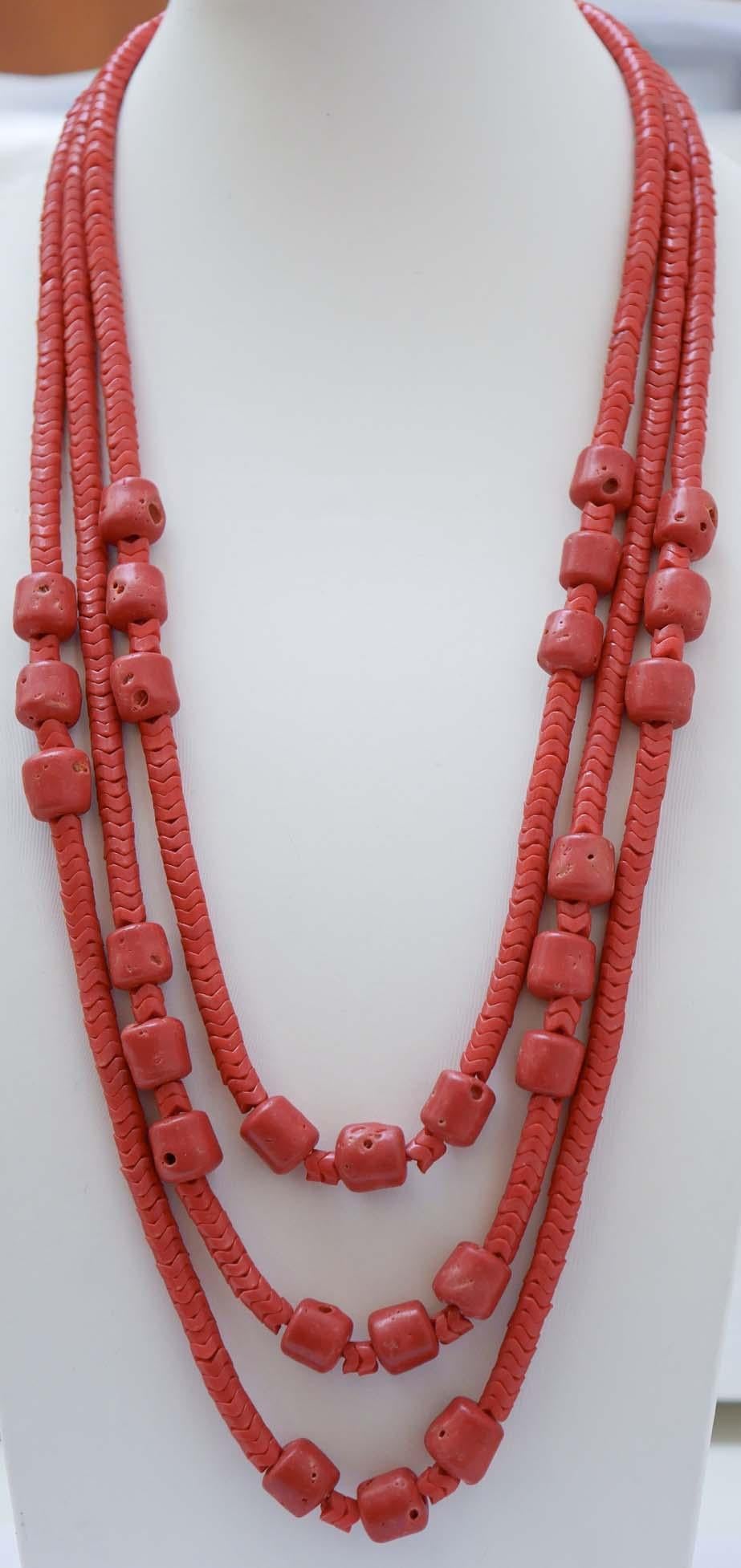Bellissima collana di corallo del 1800 montata con tre fili di corallo e chiusura in metallo.
Questa collana è in perfette condizioni.
Corallo 137.00 gr
Peso totale 139.00 gr
RF   +UAHHE

Per qualsiasi informazione, sentiti libero di contattare il