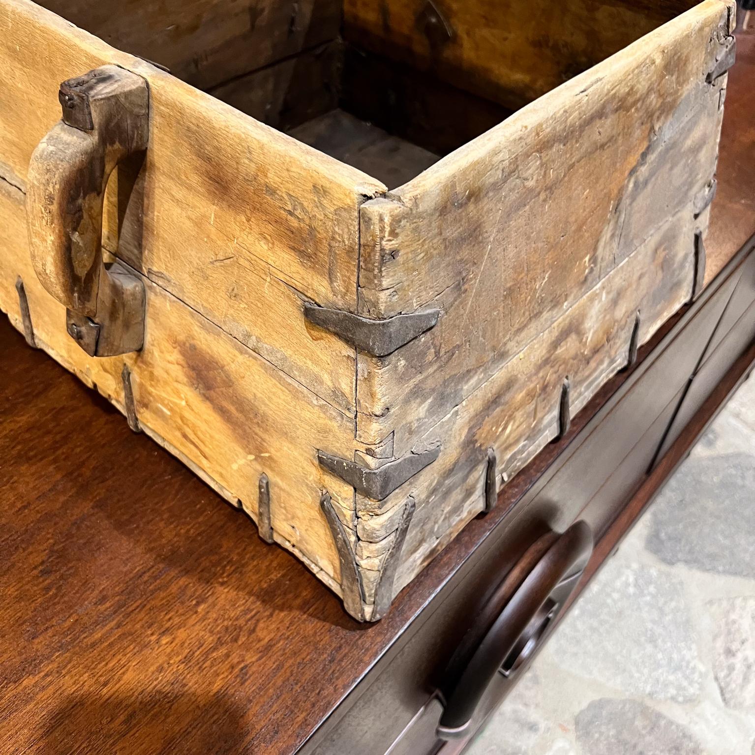 1800s Caja de Madera Antigua Hierro Forjado a Mano en venta 3