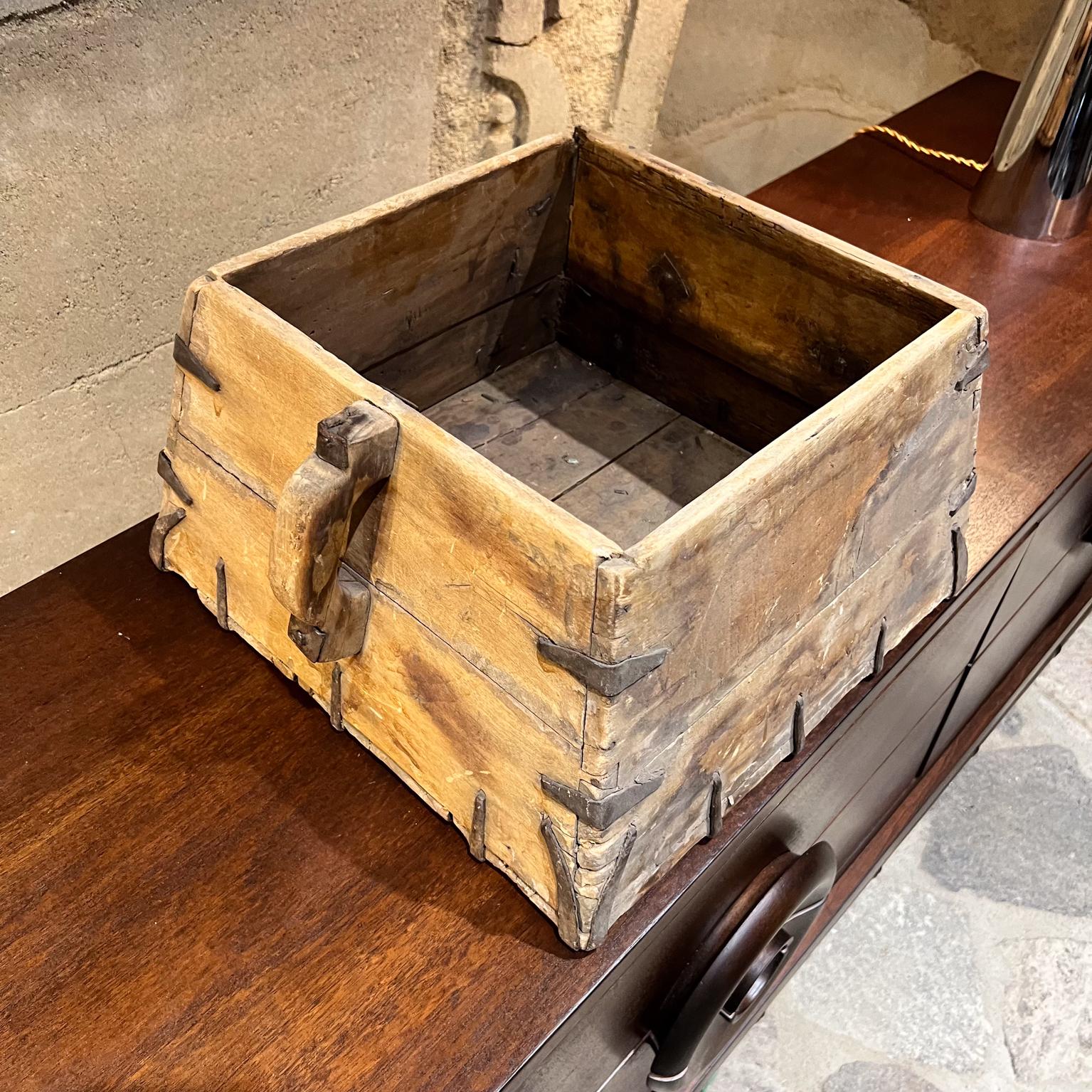 1800s Caja de Madera Antigua Hierro Forjado a Mano en venta 4