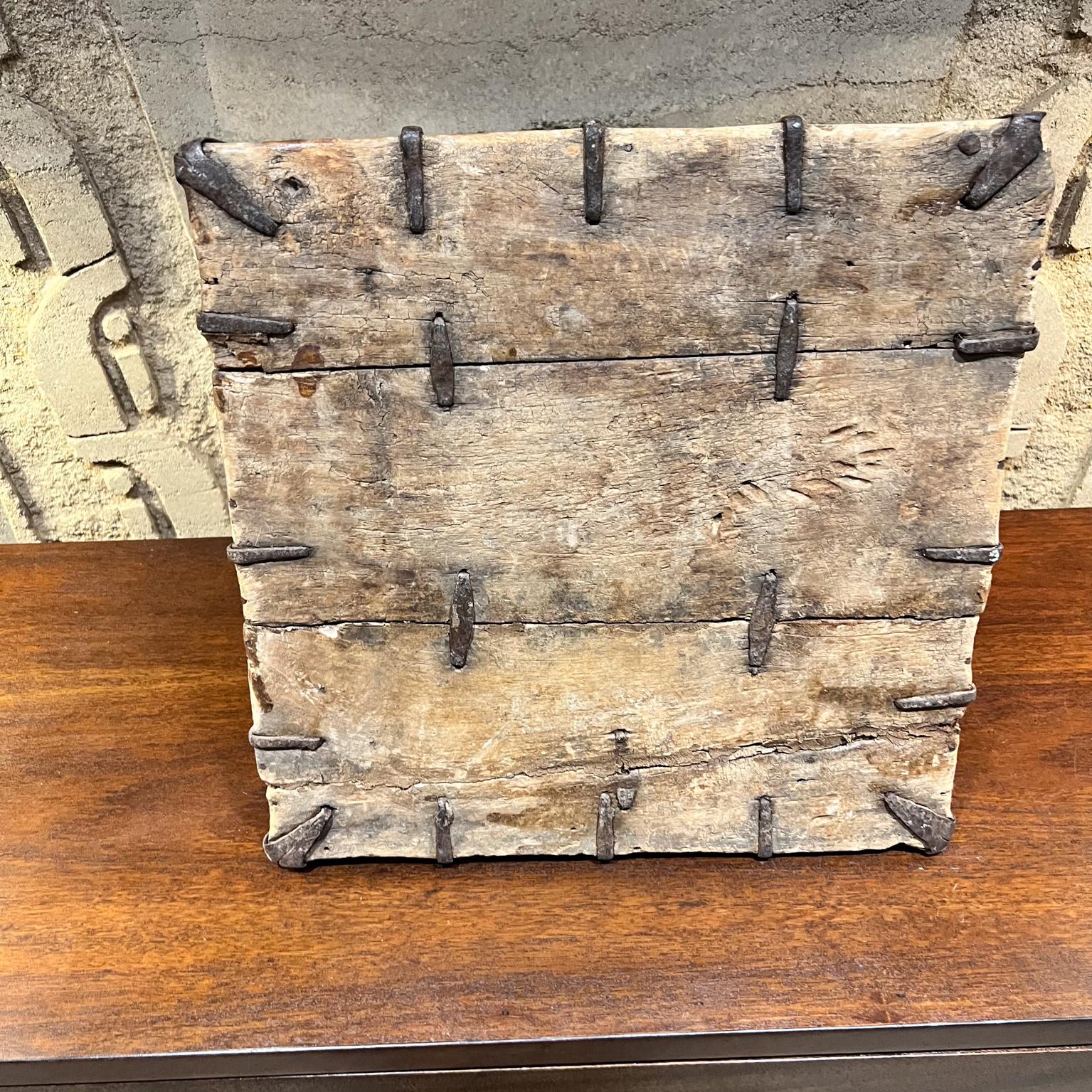 1800s Caja de Madera Antigua Hierro Forjado a Mano en venta 5