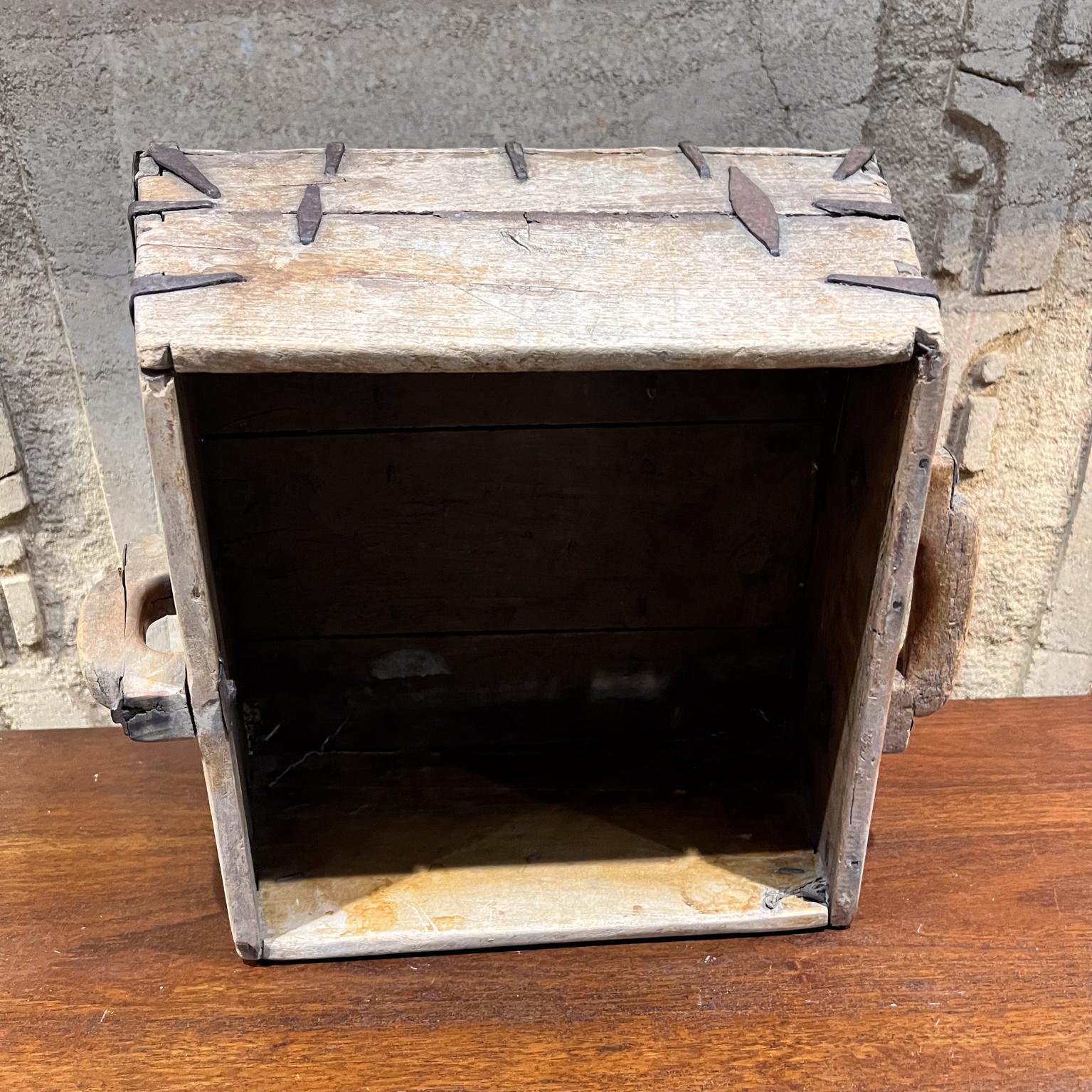 1800s Caja de Madera Antigua Hierro Forjado a Mano en venta 6