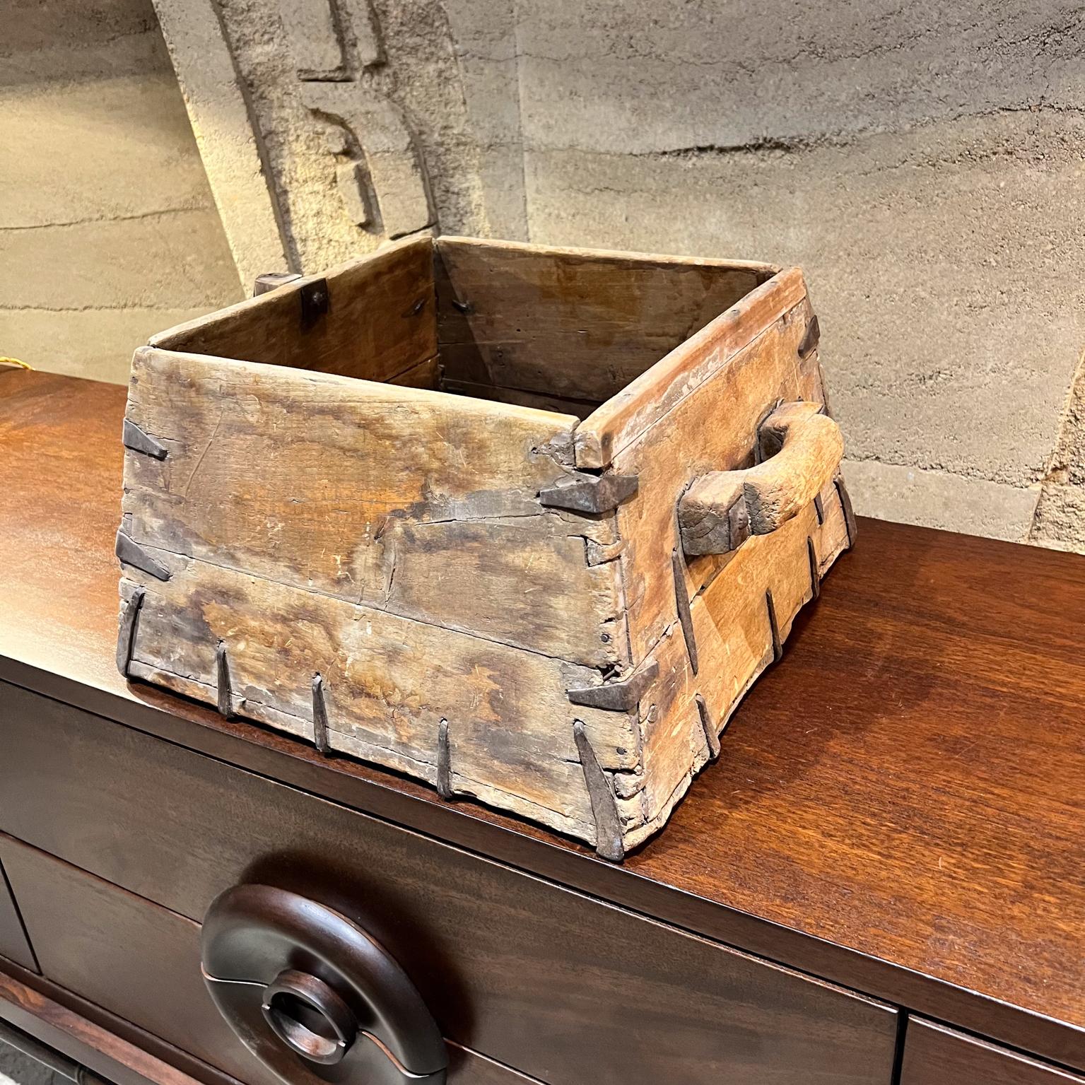 1800s Caja de Madera Antigua Hierro Forjado a Mano en venta 7