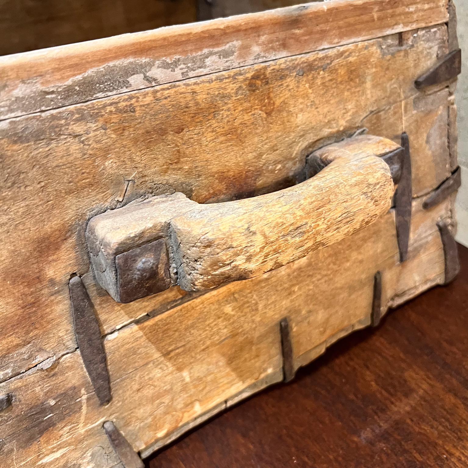 1800s Caja de Madera Antigua Hierro Forjado a Mano en Bueno estado para la venta en Chula Vista, CA