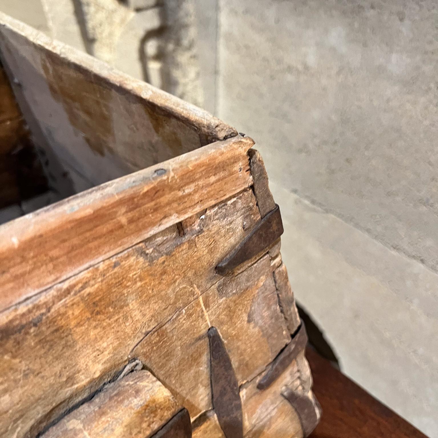 1800s Caja de Madera Antigua Hierro Forjado a Mano siglo XIX en venta