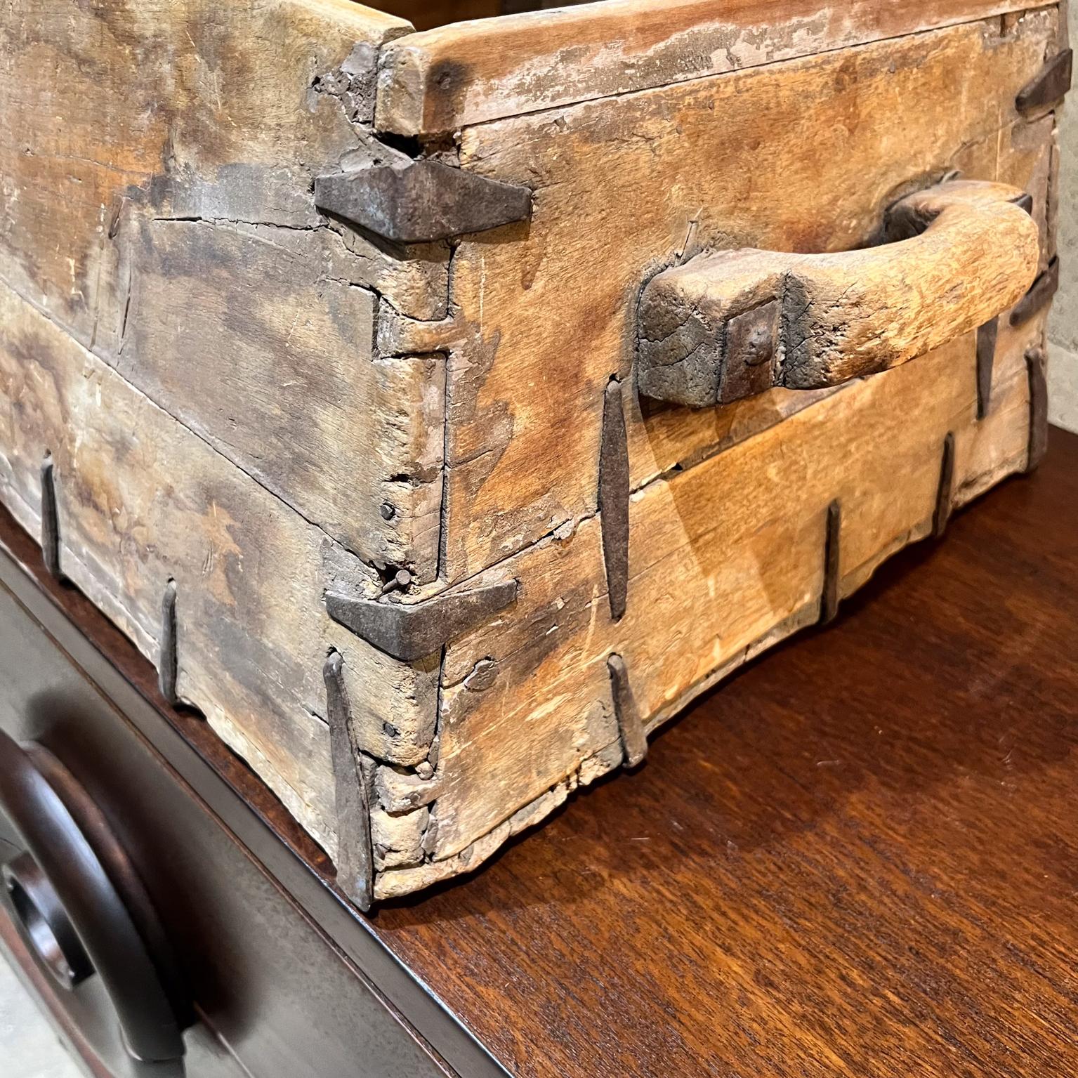 1800s Caja de Madera Antigua Hierro Forjado a Mano Metal en venta