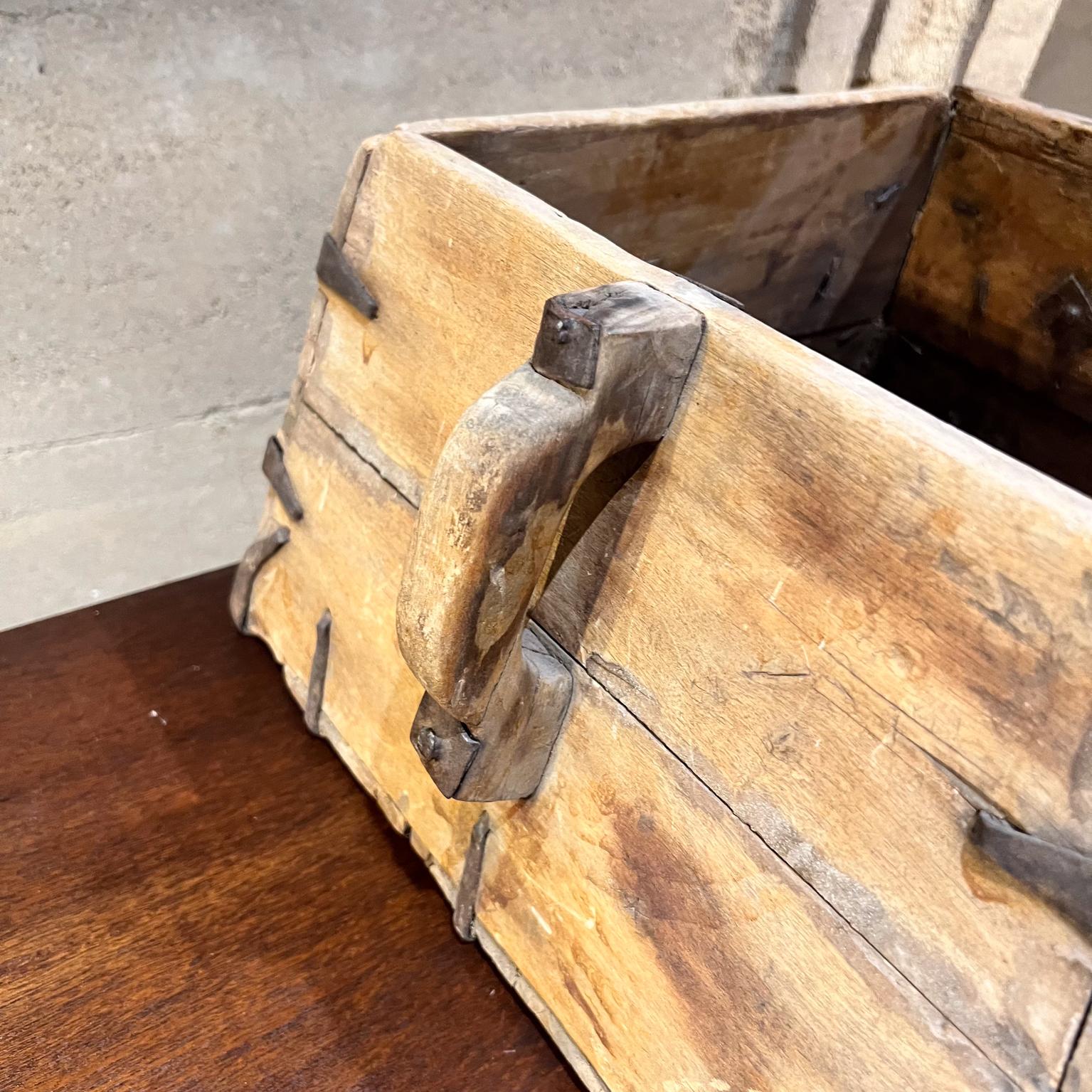 1800s Caja de Madera Antigua Hierro Forjado a Mano en venta 1