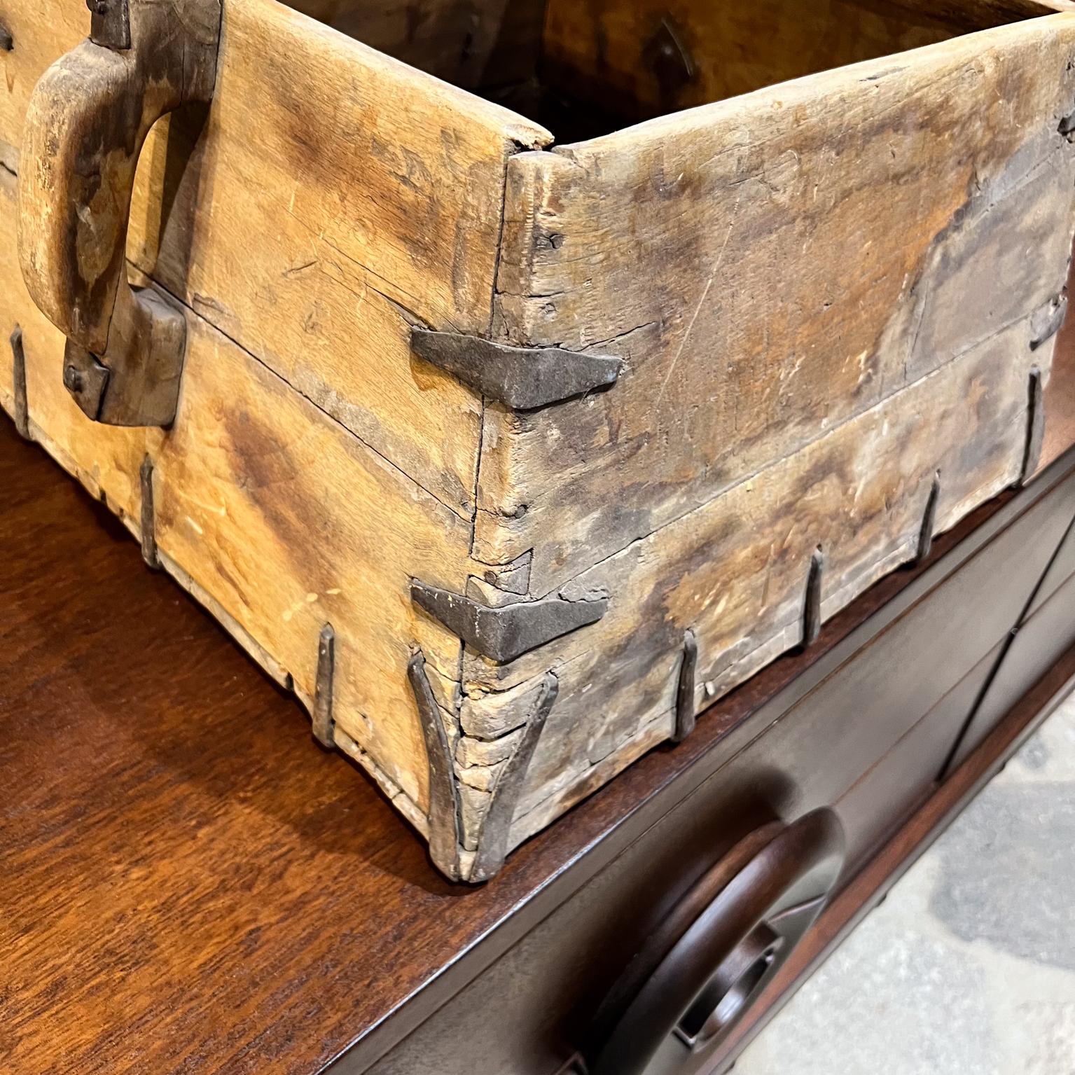 1800s Caja de Madera Antigua Hierro Forjado a Mano en venta 2