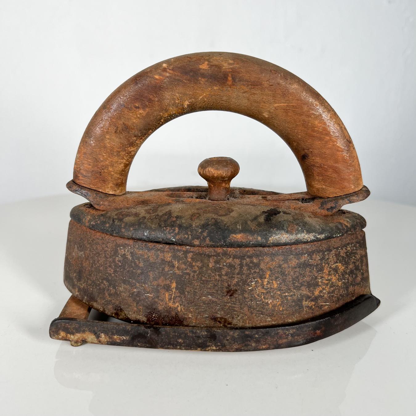 We presents
Antique Iron with Iron rest.
Cast iron and wood.
Rustic Distress.
Measures: 5.5 tall x 7 D x 4.25 W.
Review images and unrestored antique condition.