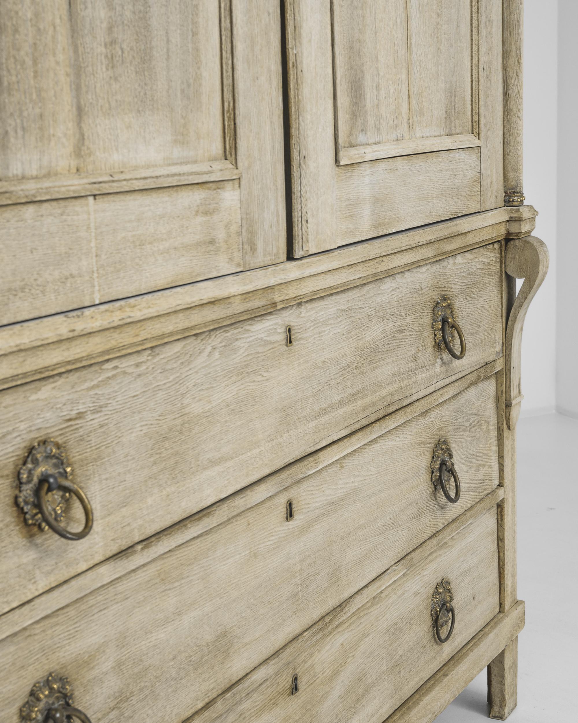 1800s Dutch Bleached Oak Cabinet (Handgeschnitzt) im Angebot