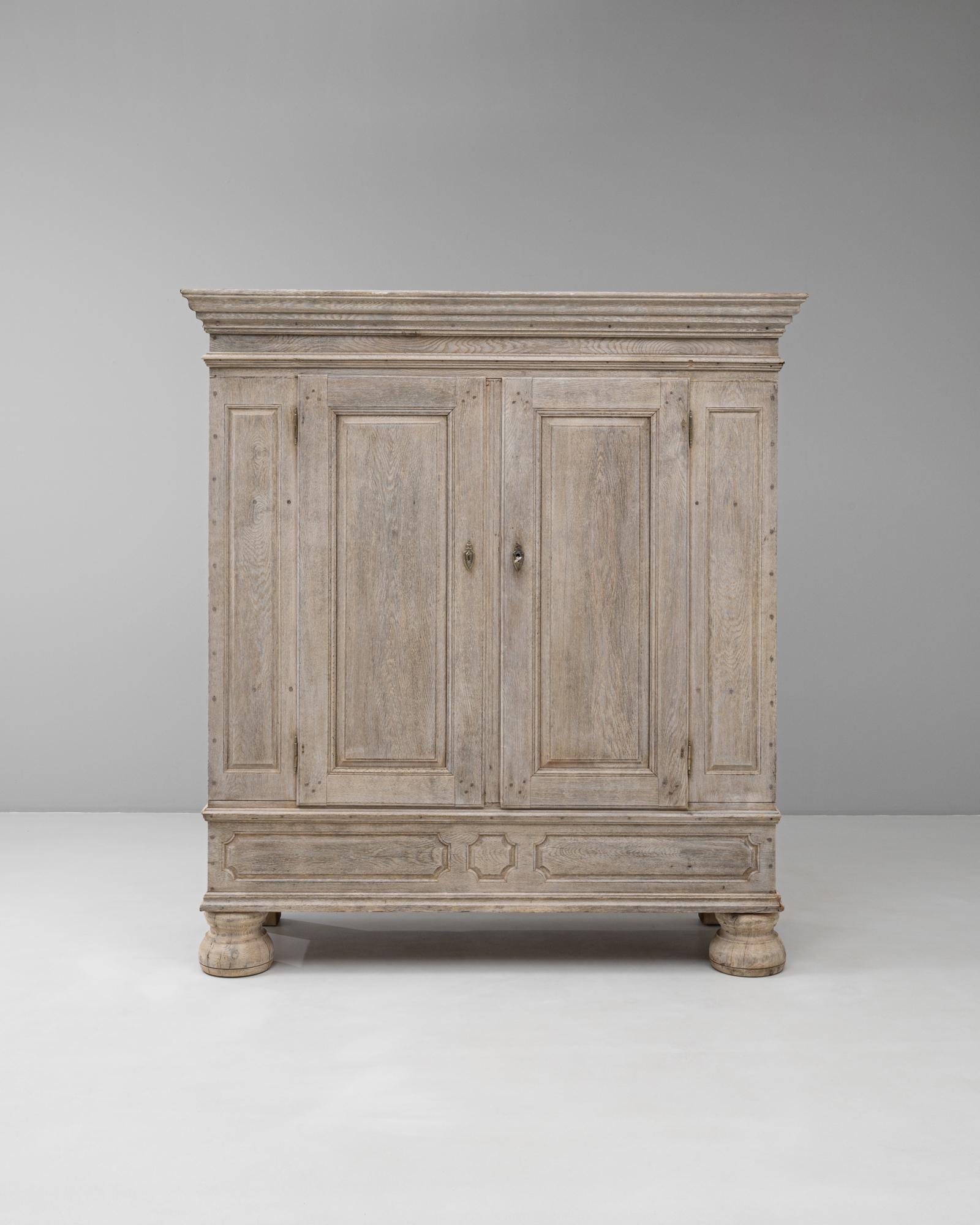 Questo mobile in quercia olandese del 1800 è un ottimo esempio di artigianato europeo sobrio e maestoso. Realizzato in rovere massiccio, presenta linee architettoniche pulite e doppie porte a pannelli incorniciate da sottili modanature. Il mobile
