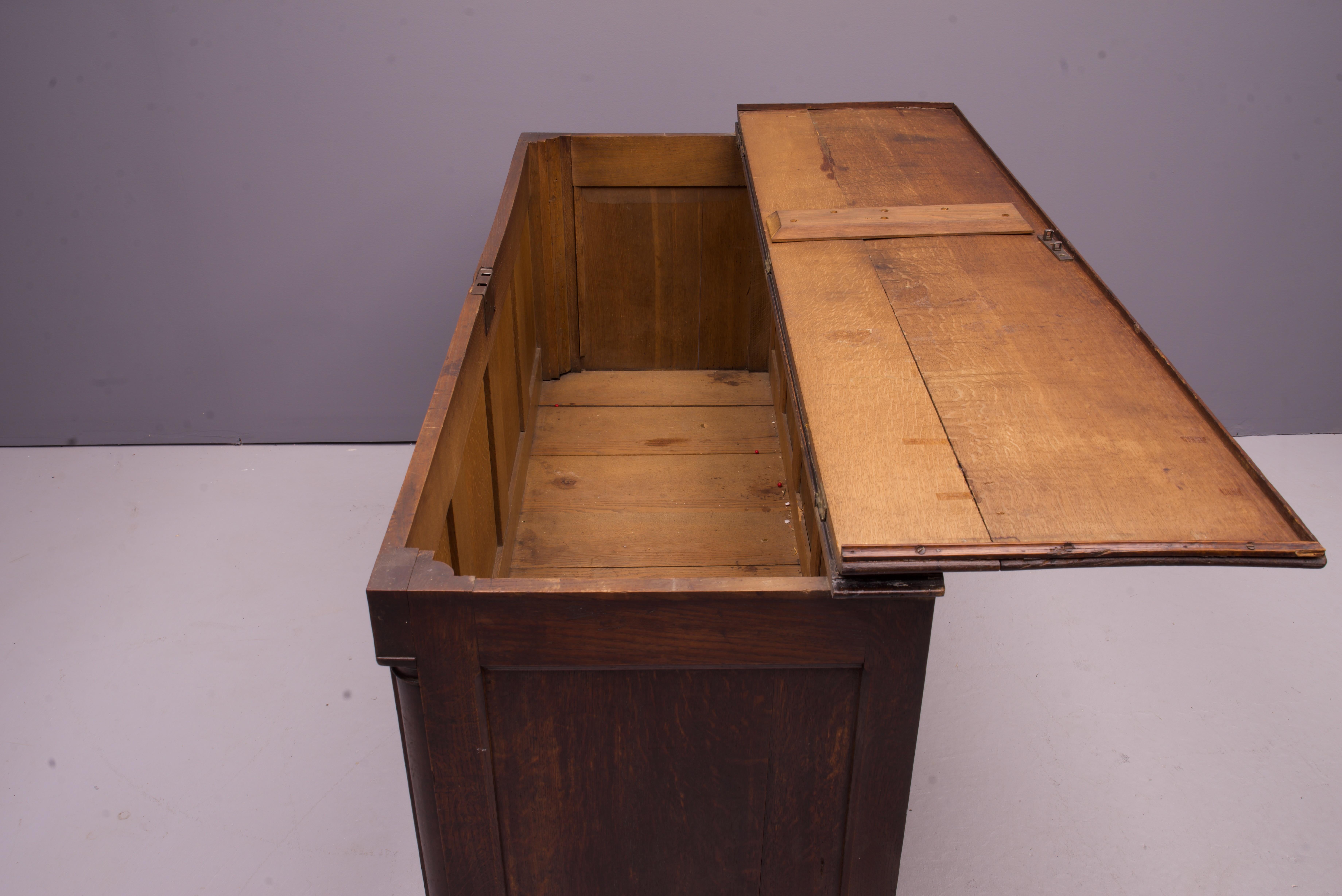 1800s Lancashire Oak Mule Chest Trunk Blanket Box Antique Cabinet Credenza In Distressed Condition For Sale In Hyattsville, MD
