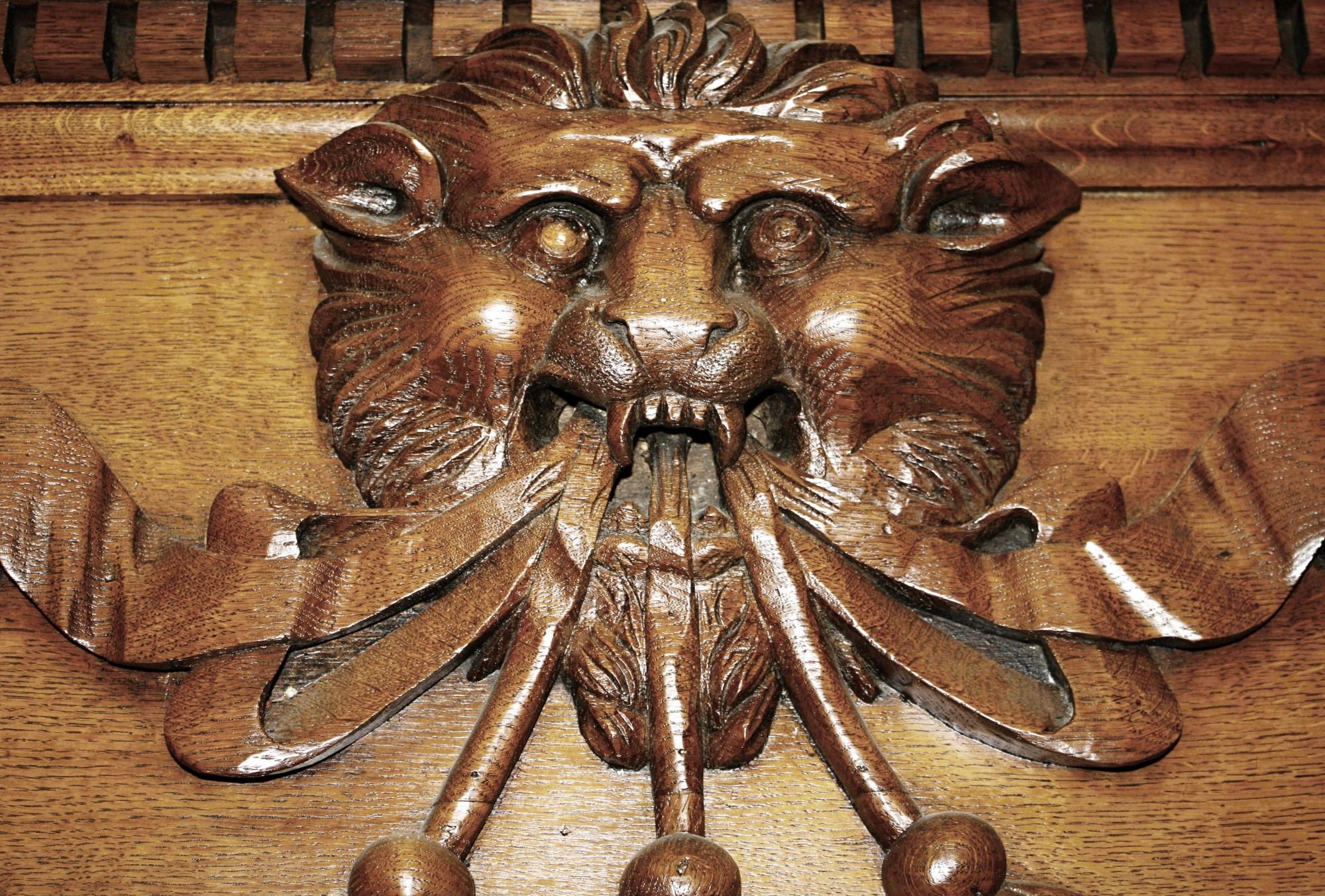 Anglais Cheminée haute en chêne sculpté de style Regency anglais des années 1800 avec lion, ruban et guirlandes en vente