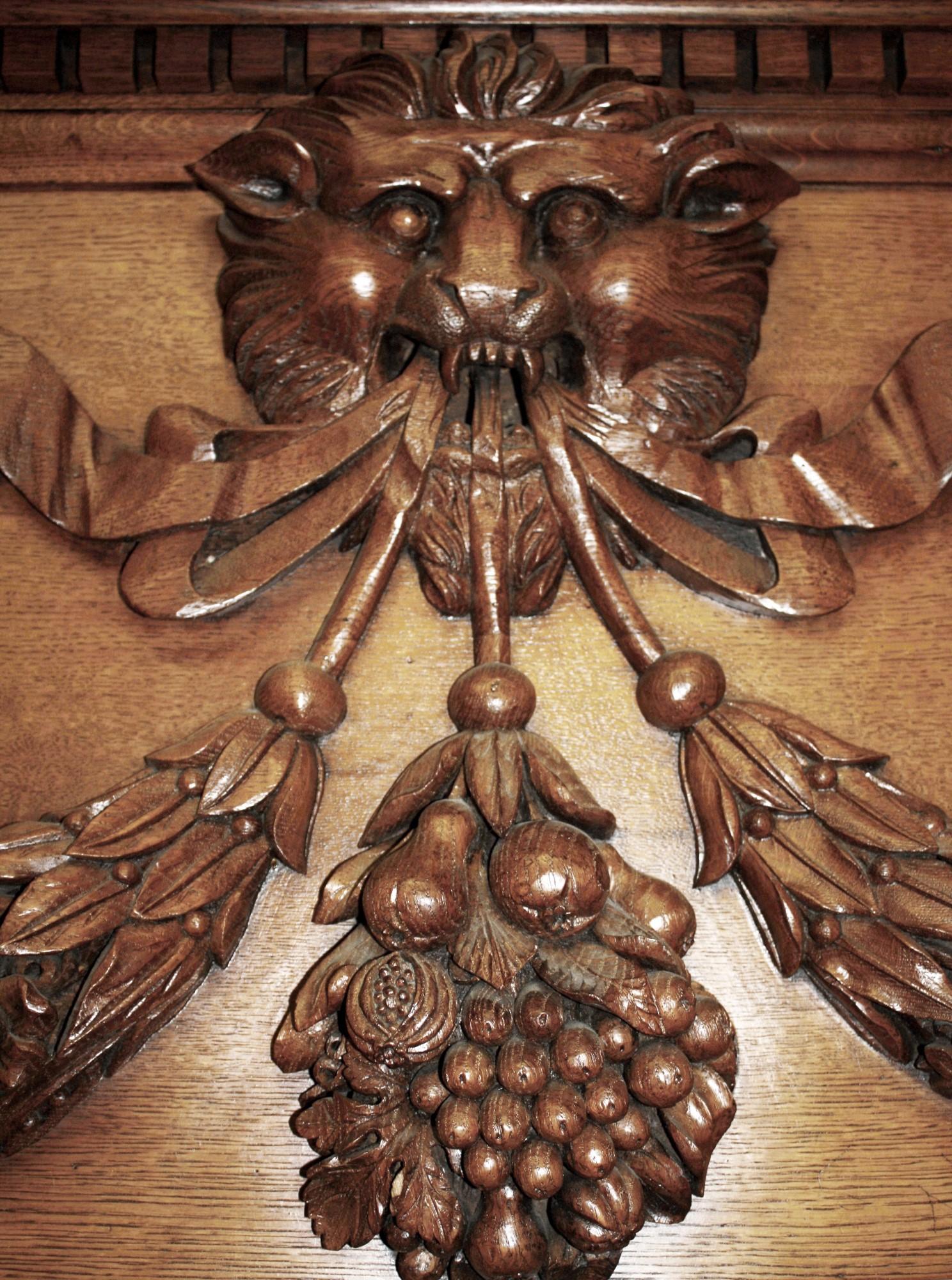 Hoher Kaminsims aus geschnitzter Eiche mit Löwe und Girlande, englischer Regency-Stil, 1800er Jahre  (Geschnitzt) im Angebot