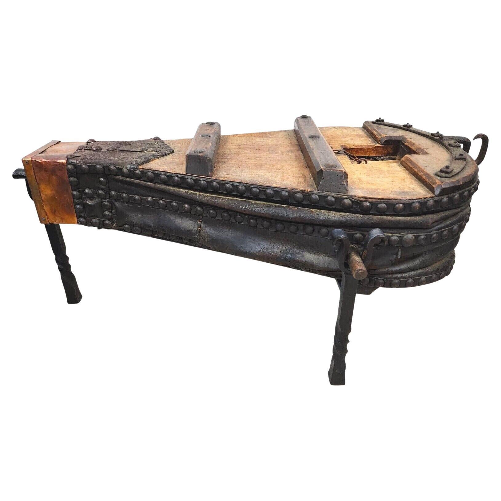 Table basse rustique à soufflet de forgeron français des années 1800