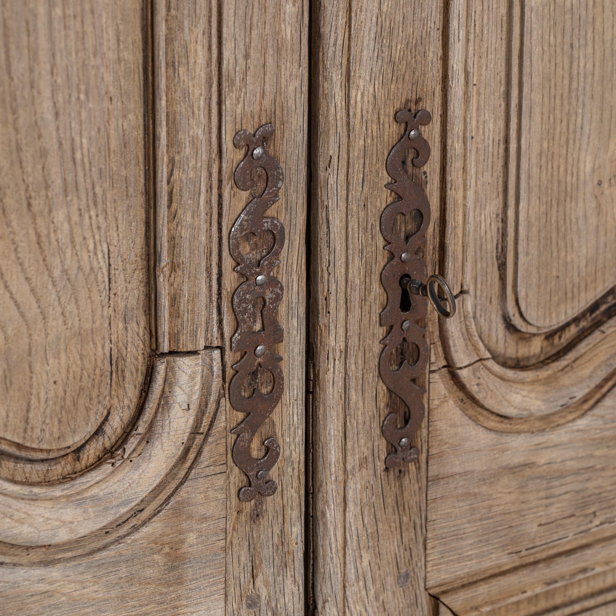 Armoire française en chêne blanchi des années 1800 4