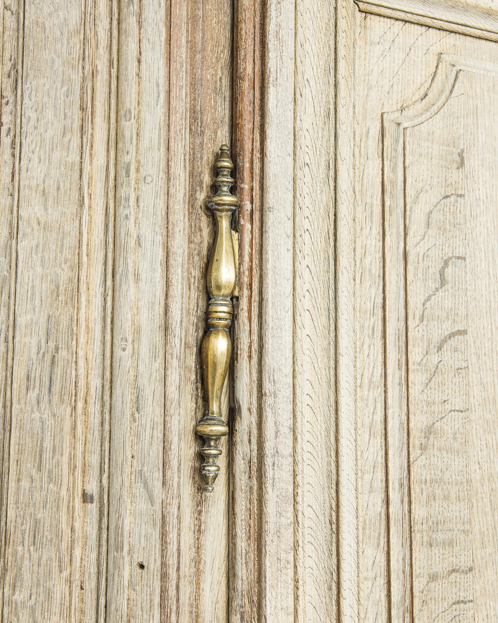 Provincial français Armoire en chêne blanchi française des années 1800