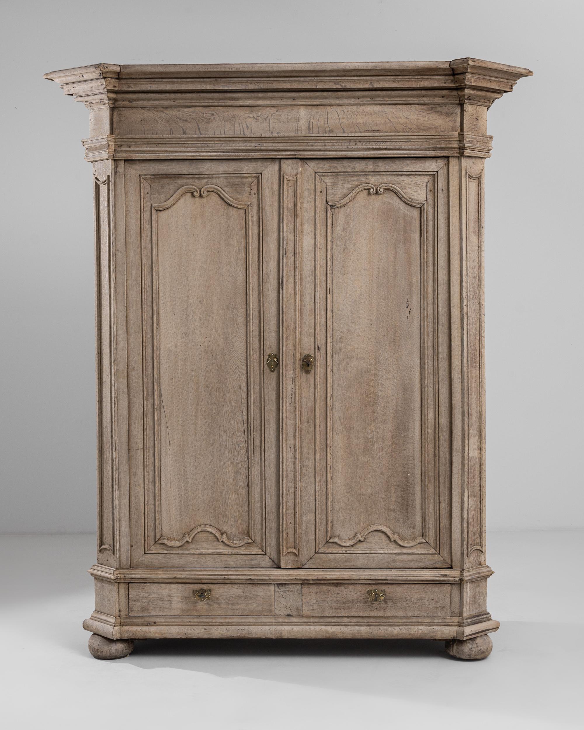 Remontez le temps avec ce superbe meuble en chêne blanchi français des années 1800, véritable chef-d'œuvre d'artisanat et d'élégance. Restaurée avec soin pour honorer ses racines historiques, cette pièce apporte le charme d'un château français dans