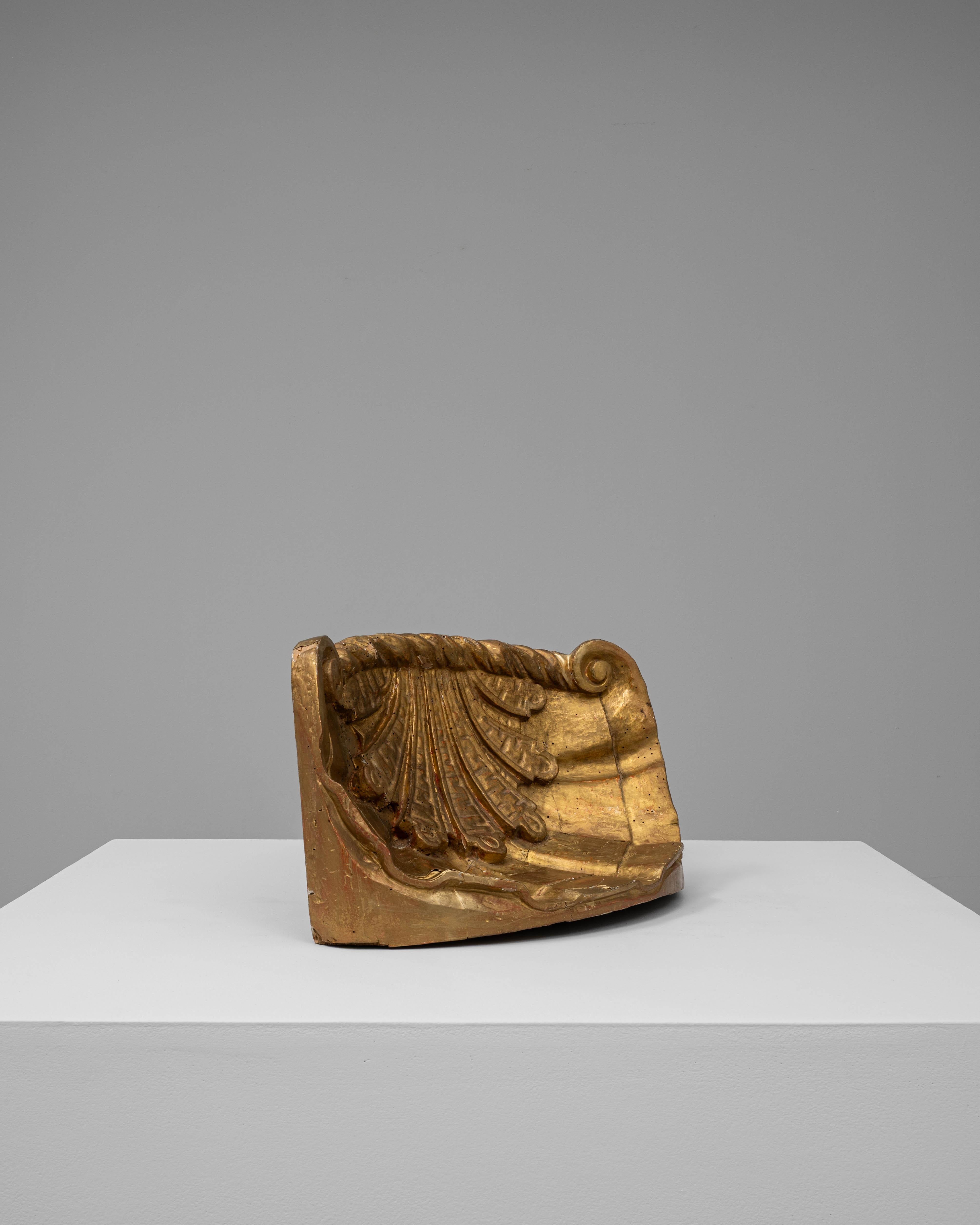 Ornamento in legno dorato francese del 1800 In condizioni buone in vendita a High Point, NC