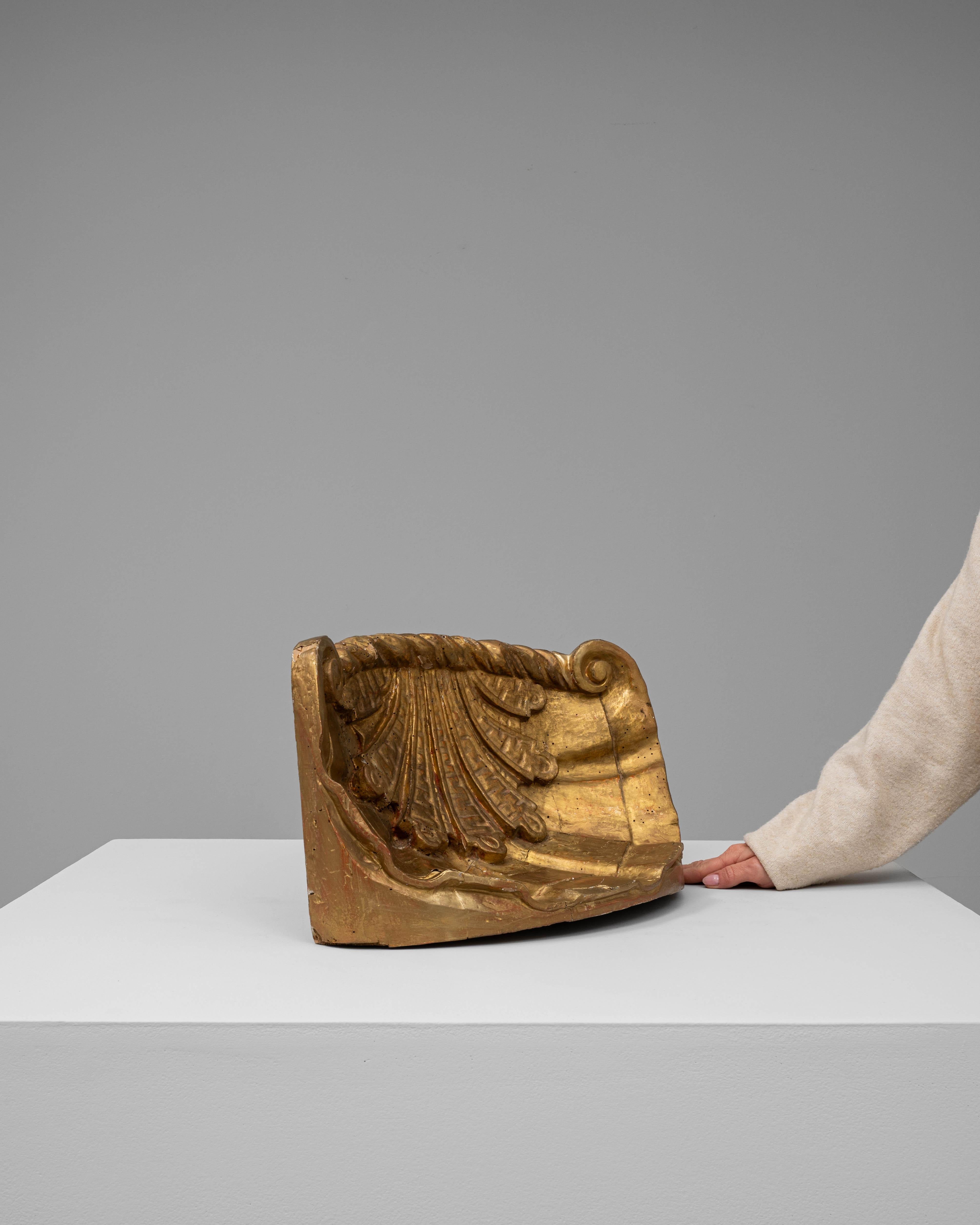 XIX secolo Ornamento in legno dorato francese del 1800 in vendita