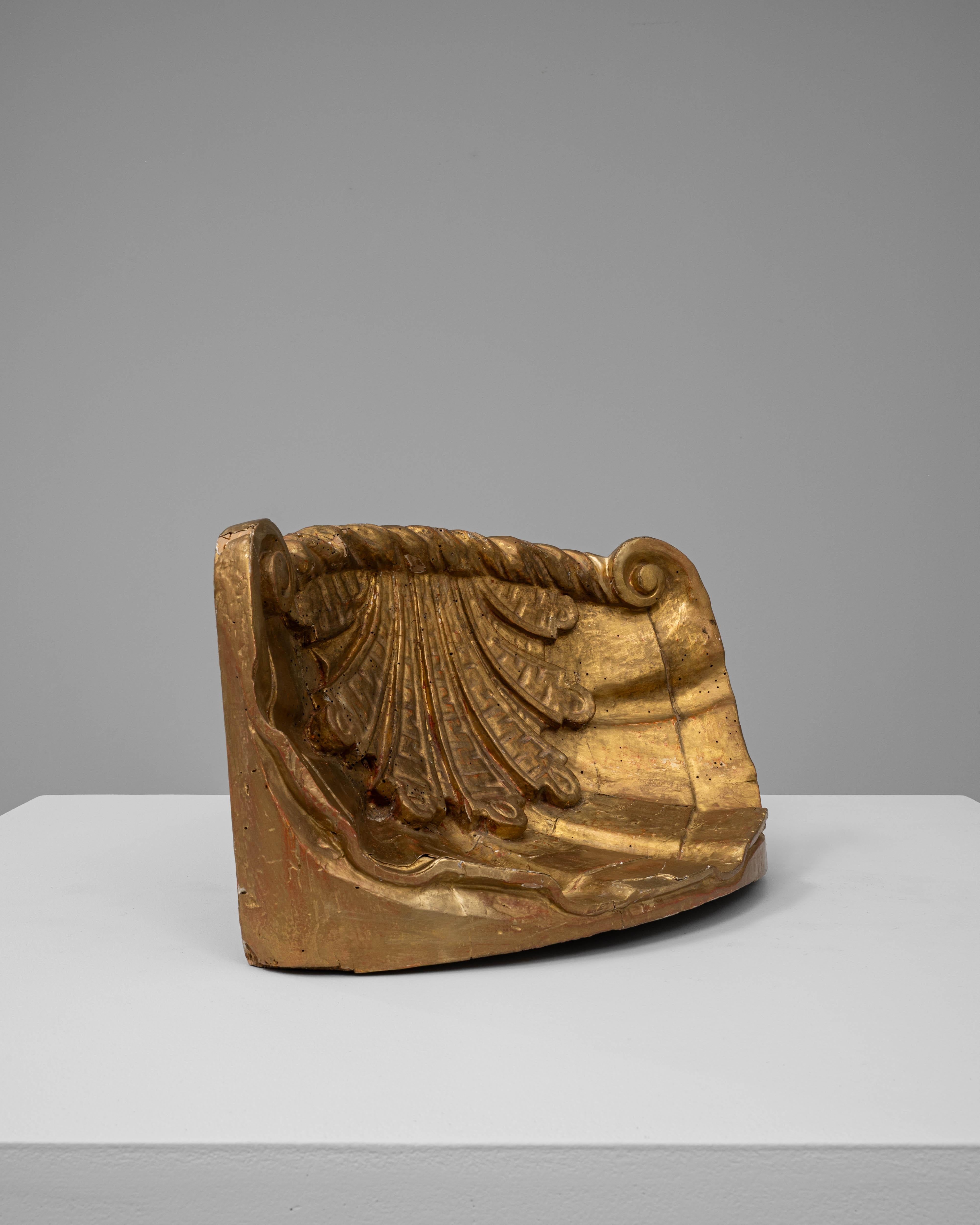 Legno Ornamento in legno dorato francese del 1800 in vendita