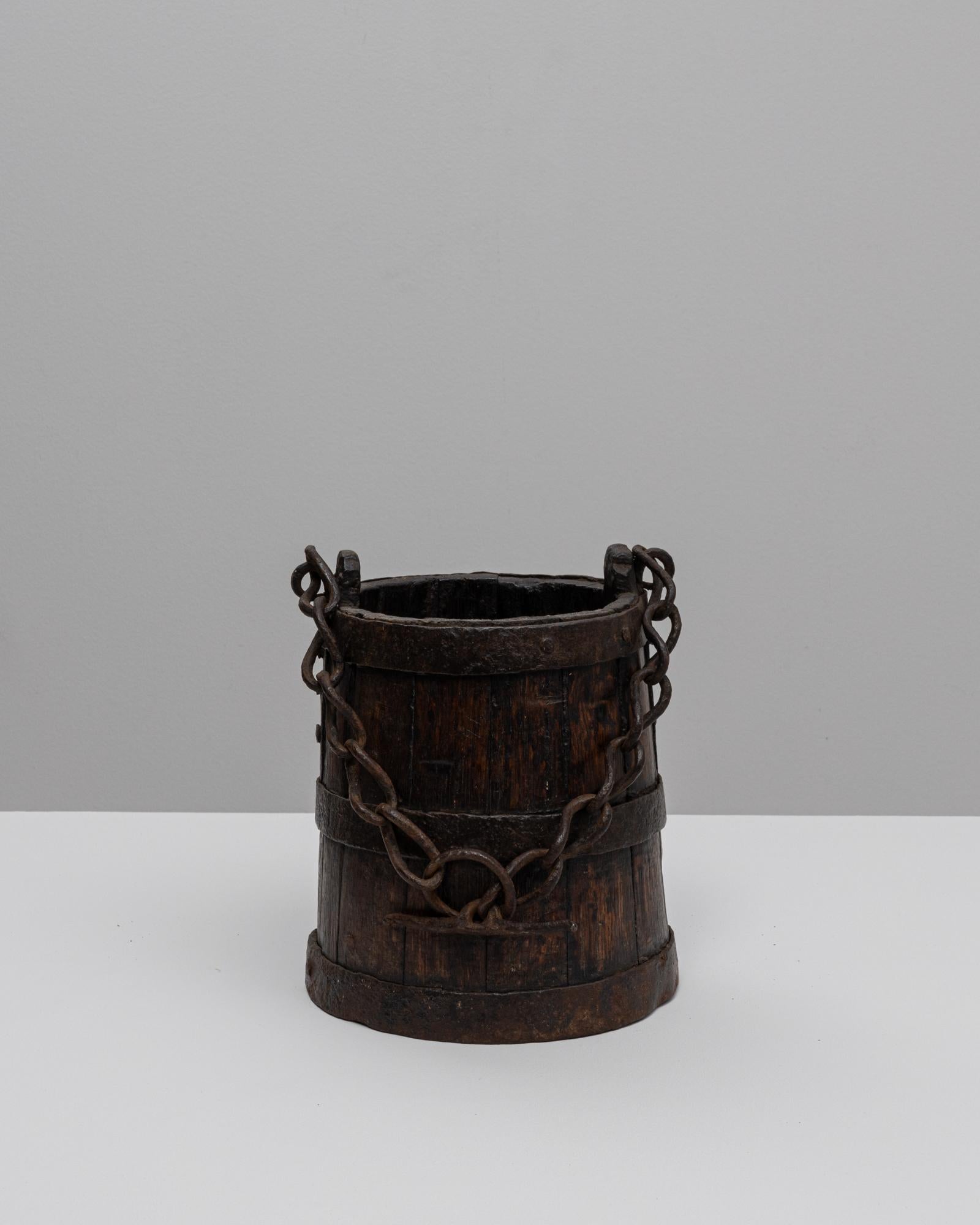 Cubo De Madera Primitivo Francés De 1800 Con Cadena en Bueno estado para la venta en High Point, NC