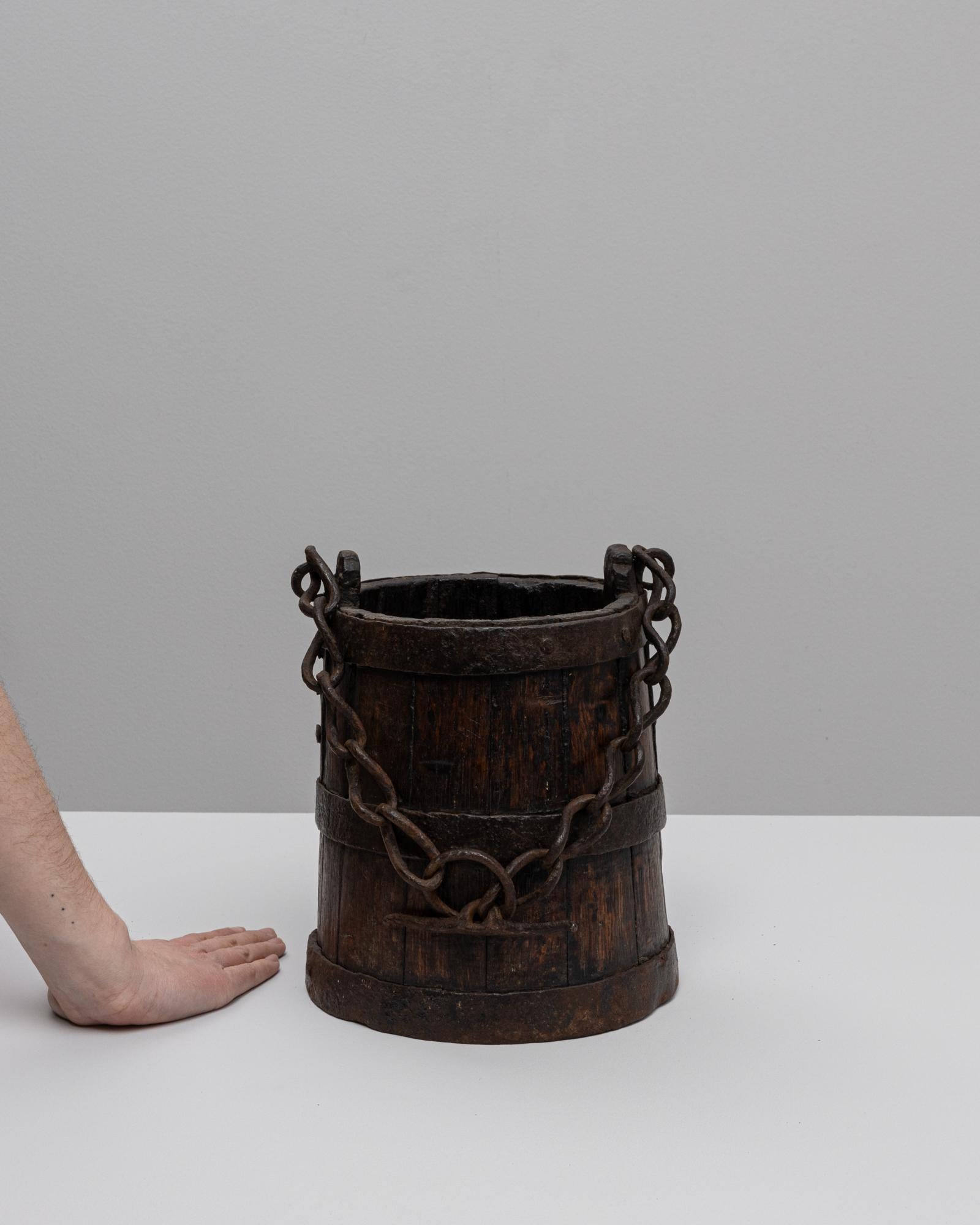 Cubo De Madera Primitivo Francés De 1800 Con Cadena siglo XIX en venta