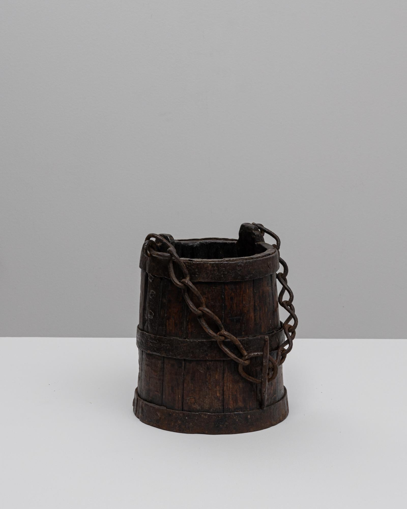 Cubo De Madera Primitivo Francés De 1800 Con Cadena Metal en venta