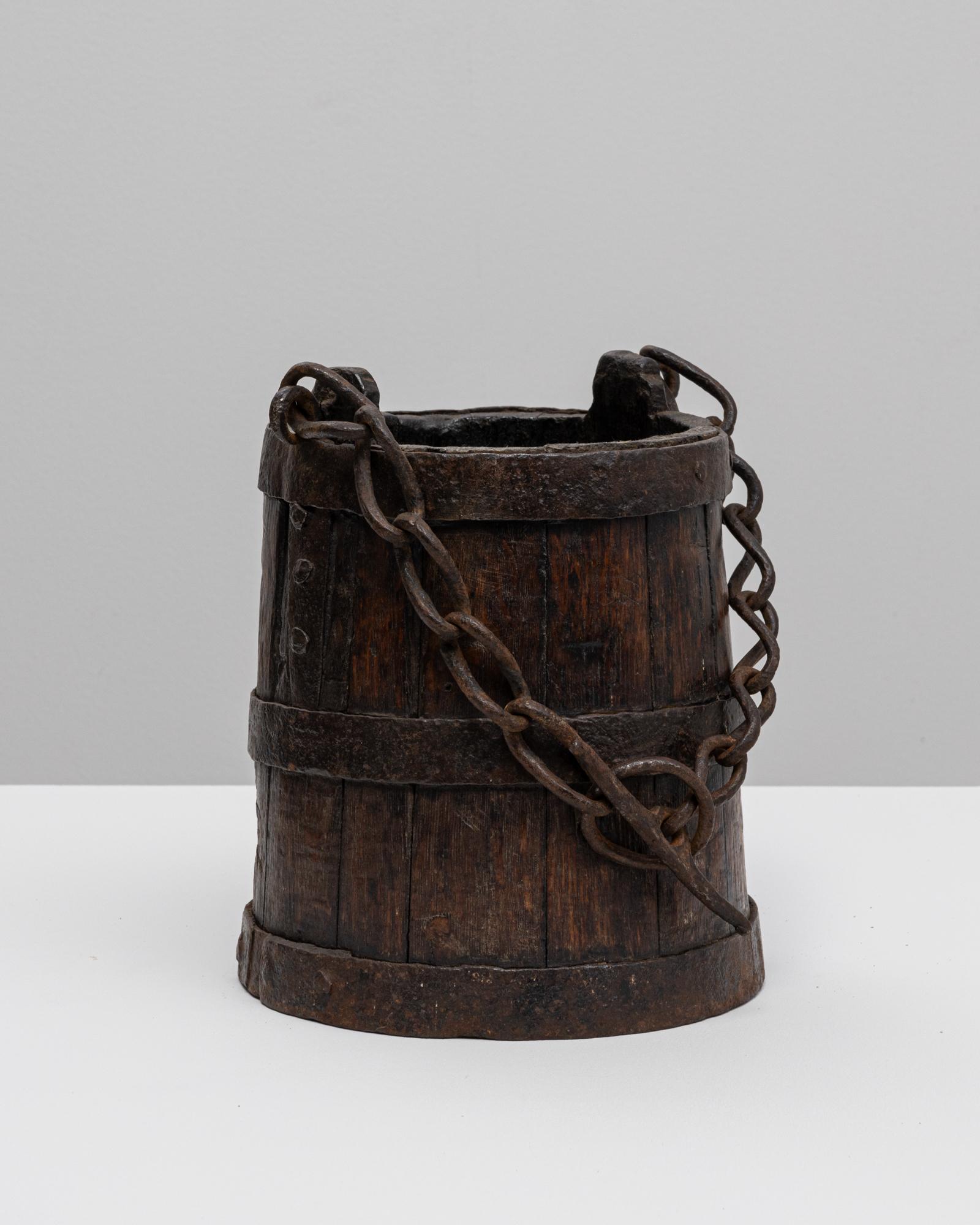 Cubo De Madera Primitivo Francés De 1800 Con Cadena en venta 2