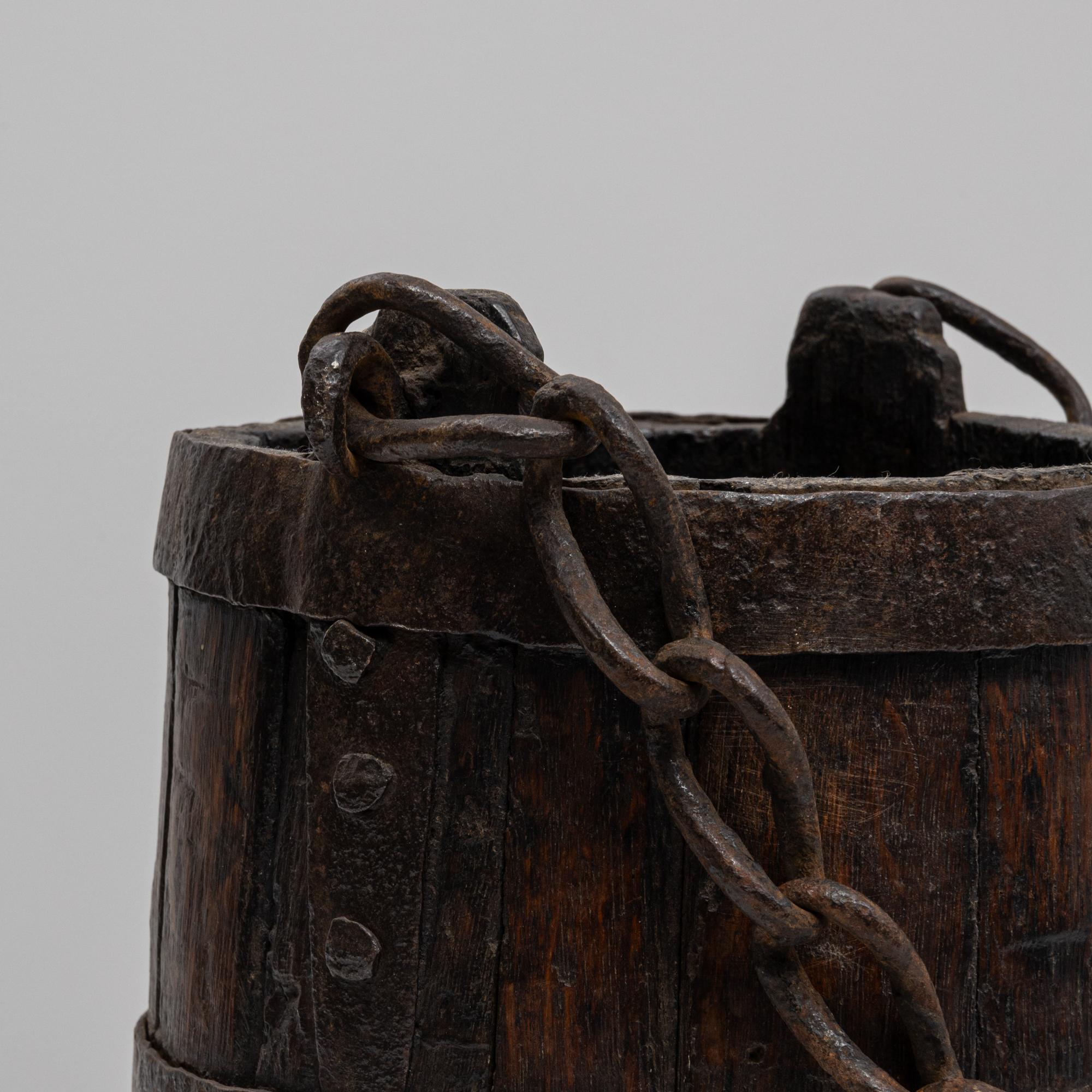 Cubo De Madera Primitivo Francés De 1800 Con Cadena en venta 3