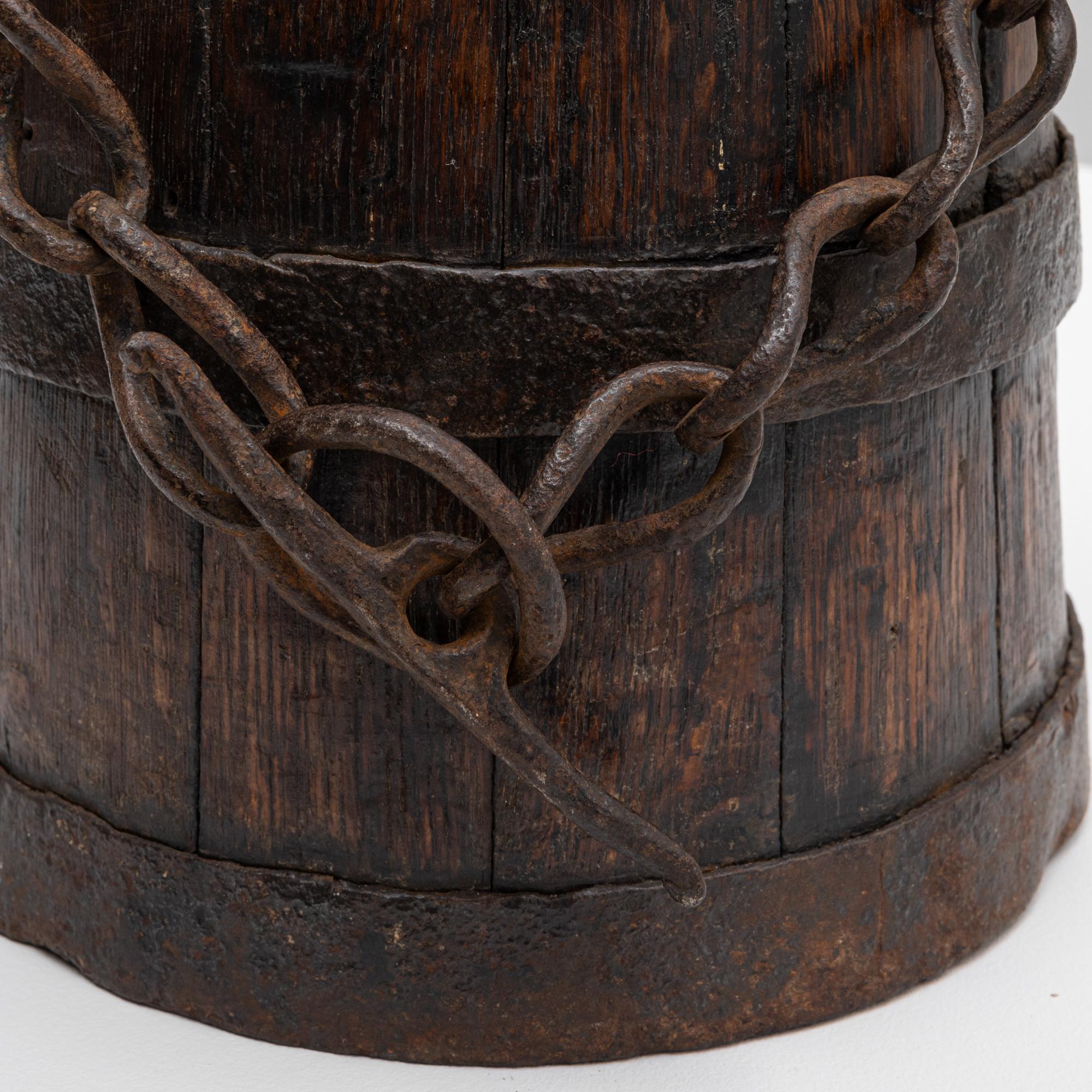 Cubo De Madera Primitivo Francés De 1800 Con Cadena en venta 4