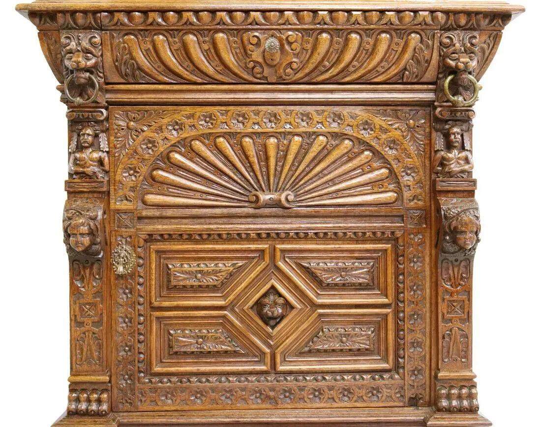 1800's French Renaissance Revival, Eiche geschnitzt, verglaste Tür, Löwenmaske Kabinett!! (Französisch) im Angebot