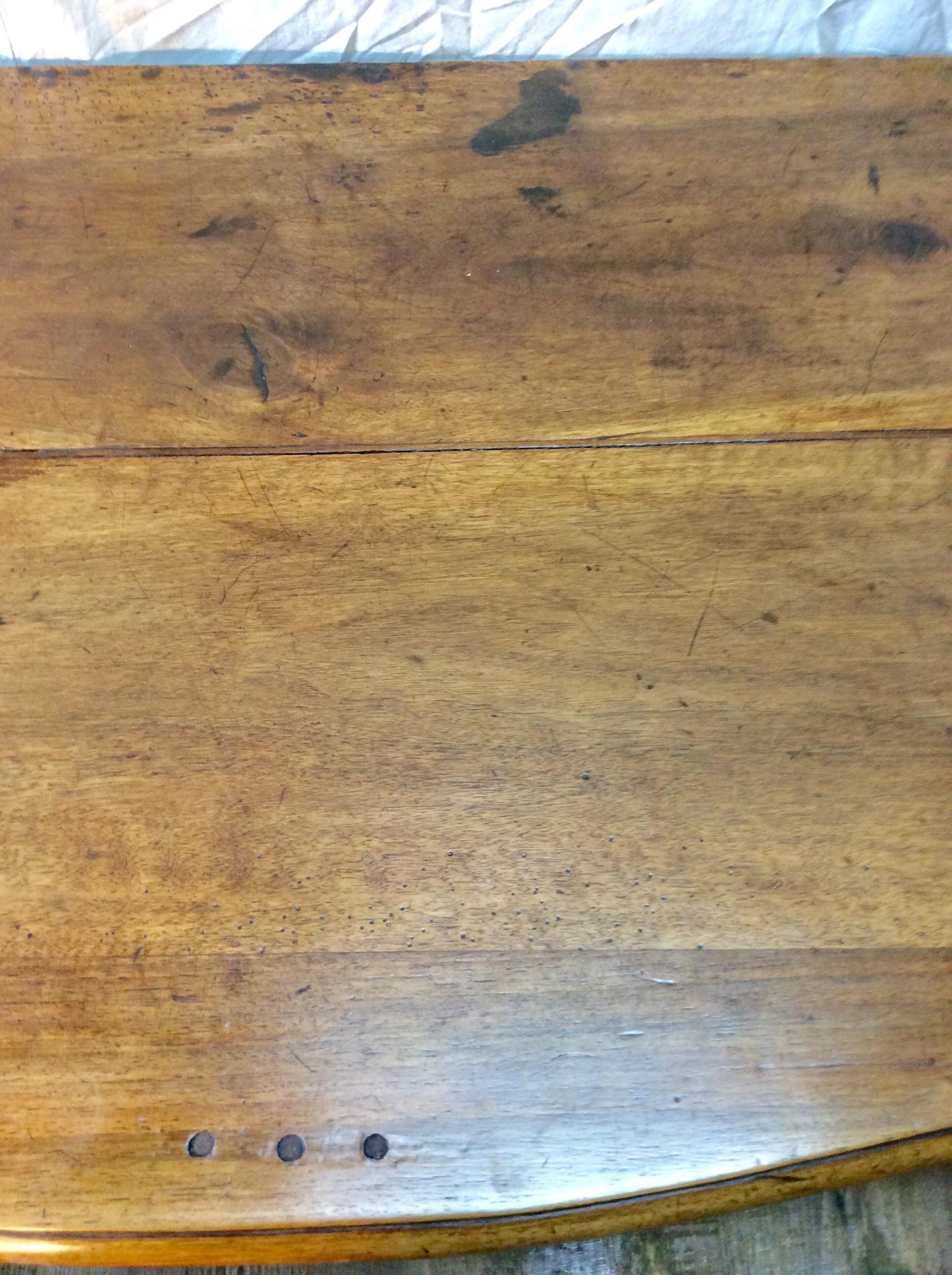 Commode francese a quattro cassetti in noce del 1800 in vendita 3