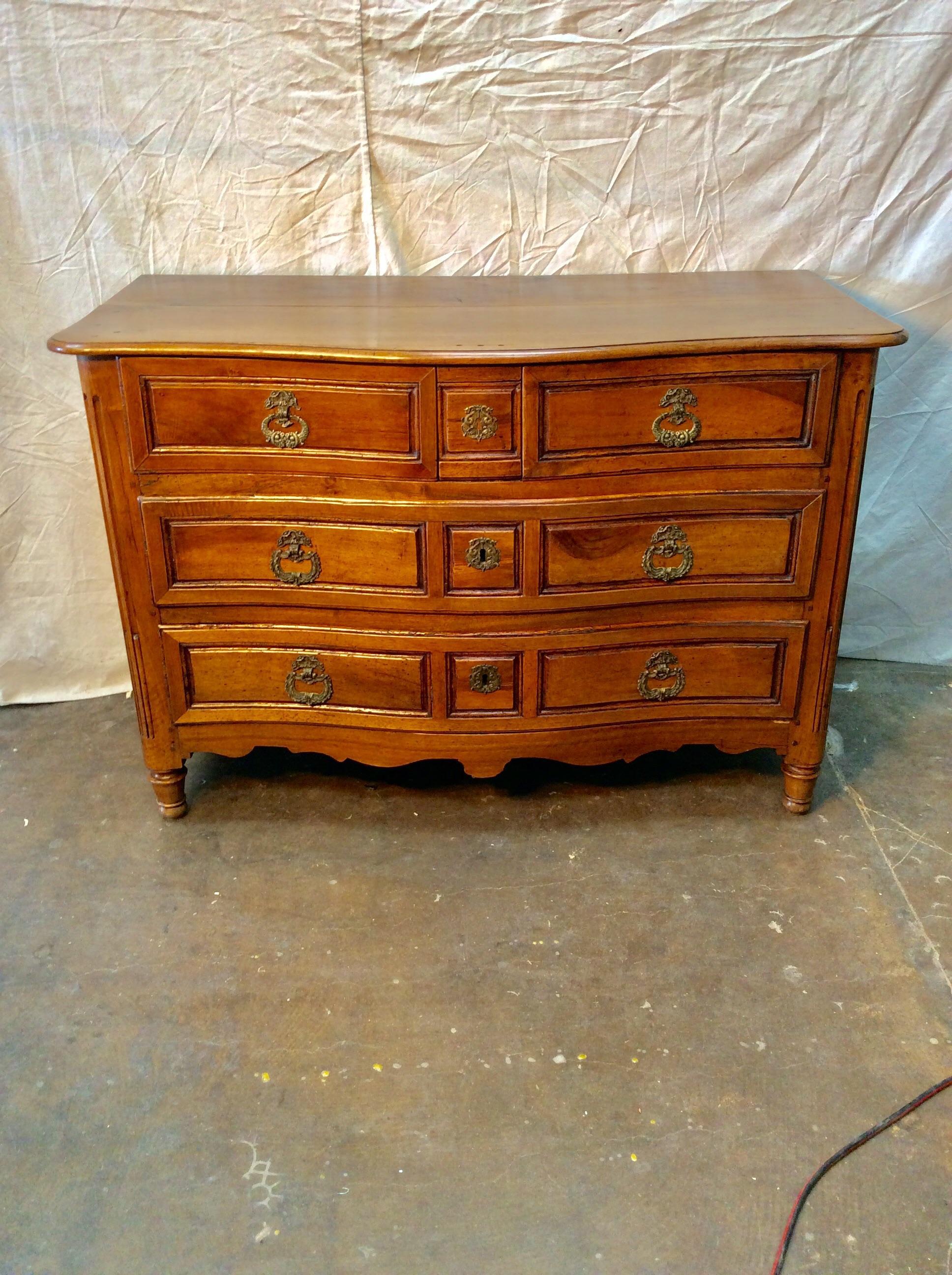 Commode francese a quattro cassetti in noce del 1800 in vendita 5