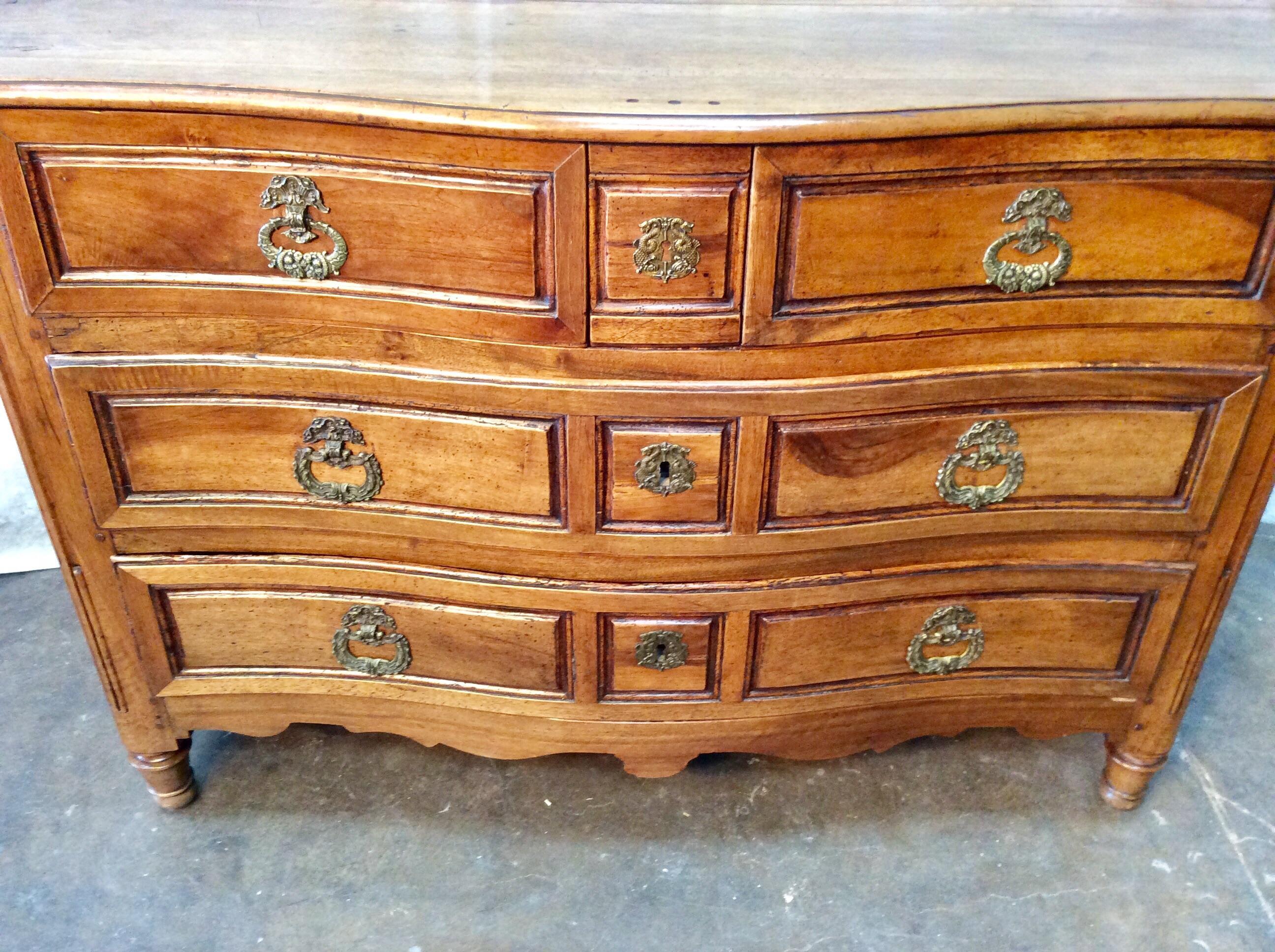 Francese Commode francese a quattro cassetti in noce del 1800 in vendita