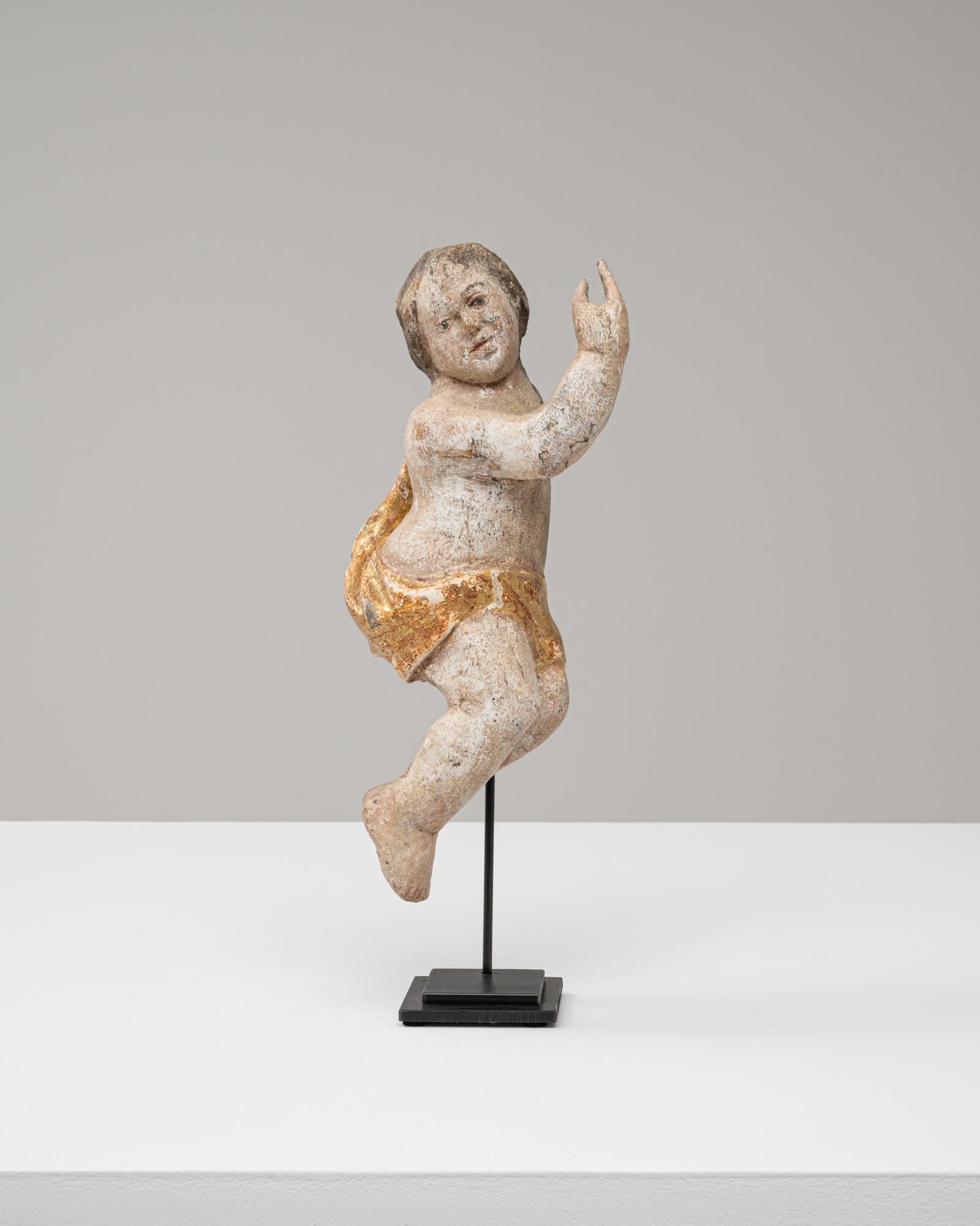 Questo angelo francese in legno del 1800 è una graziosa scultura devozionale che cattura il fascino e lo spirito dell'arte religiosa popolare. Scolpito in legno e conservando tracce della sua finitura originale dipinta e dorata, la figura raffigura