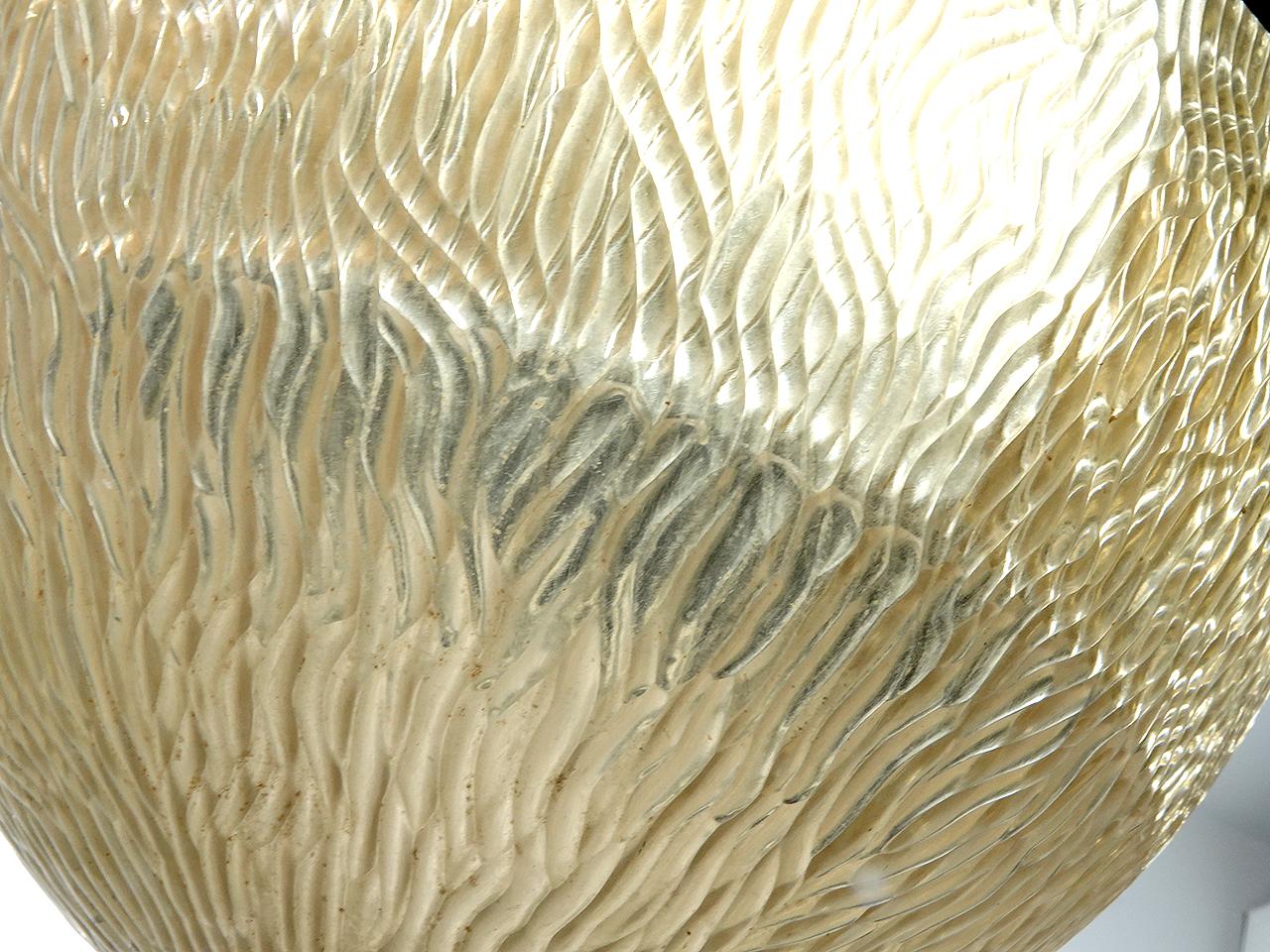 Se trata de una de las primeras lámparas de arco luminoso de General Electric. Tiene un diámetro de 15 pulgadas y una altura de 30 pulgadas. Creo que eran el tipo de farolas que se utilizaban en Nueva York a principios de siglo. Se han recableado