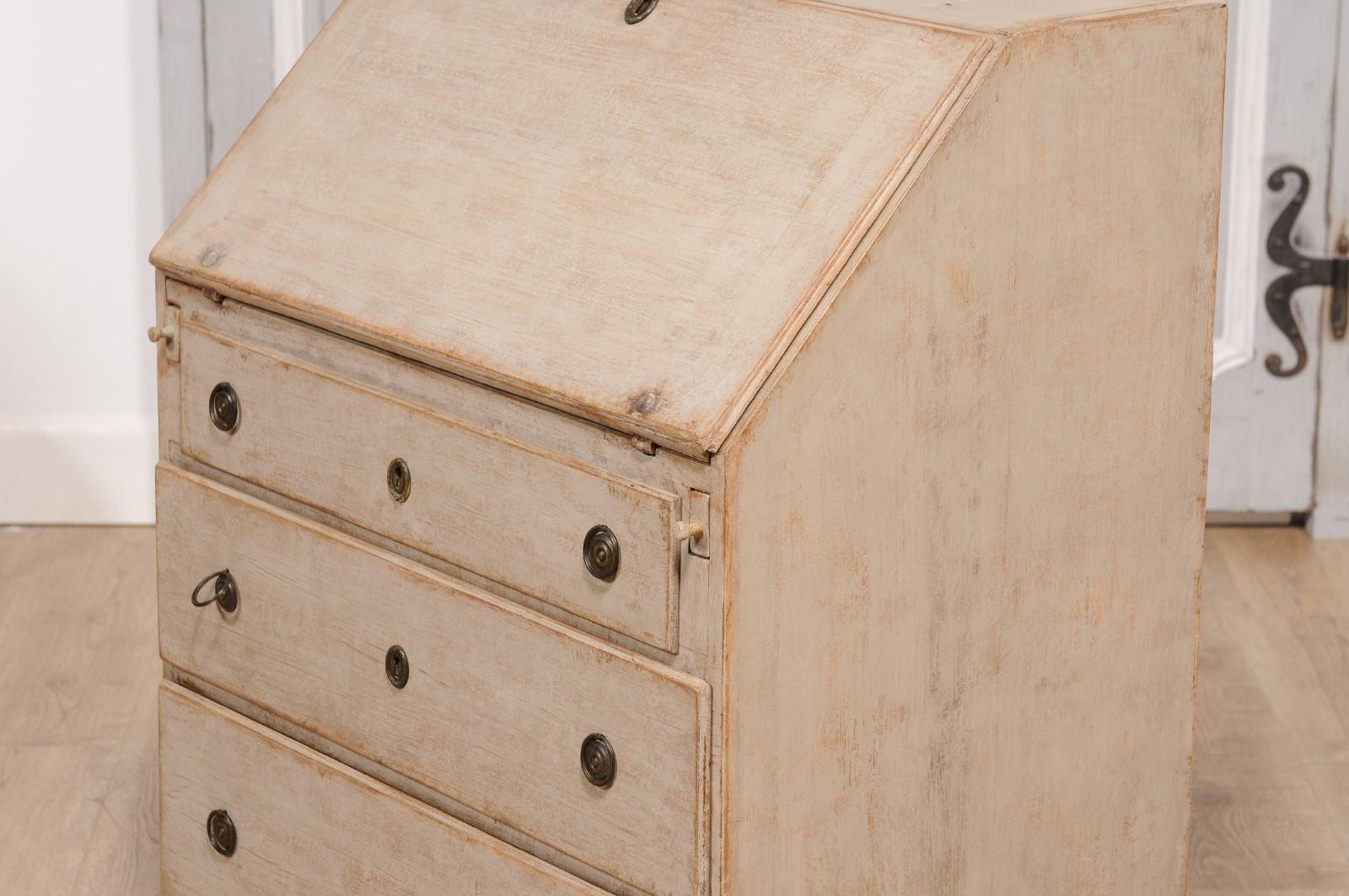 Schwedischer Schreibtisch mit schräger Front und Schubladen aus der Gustavianischen Periode um 1800, creme-grau bemalt 8