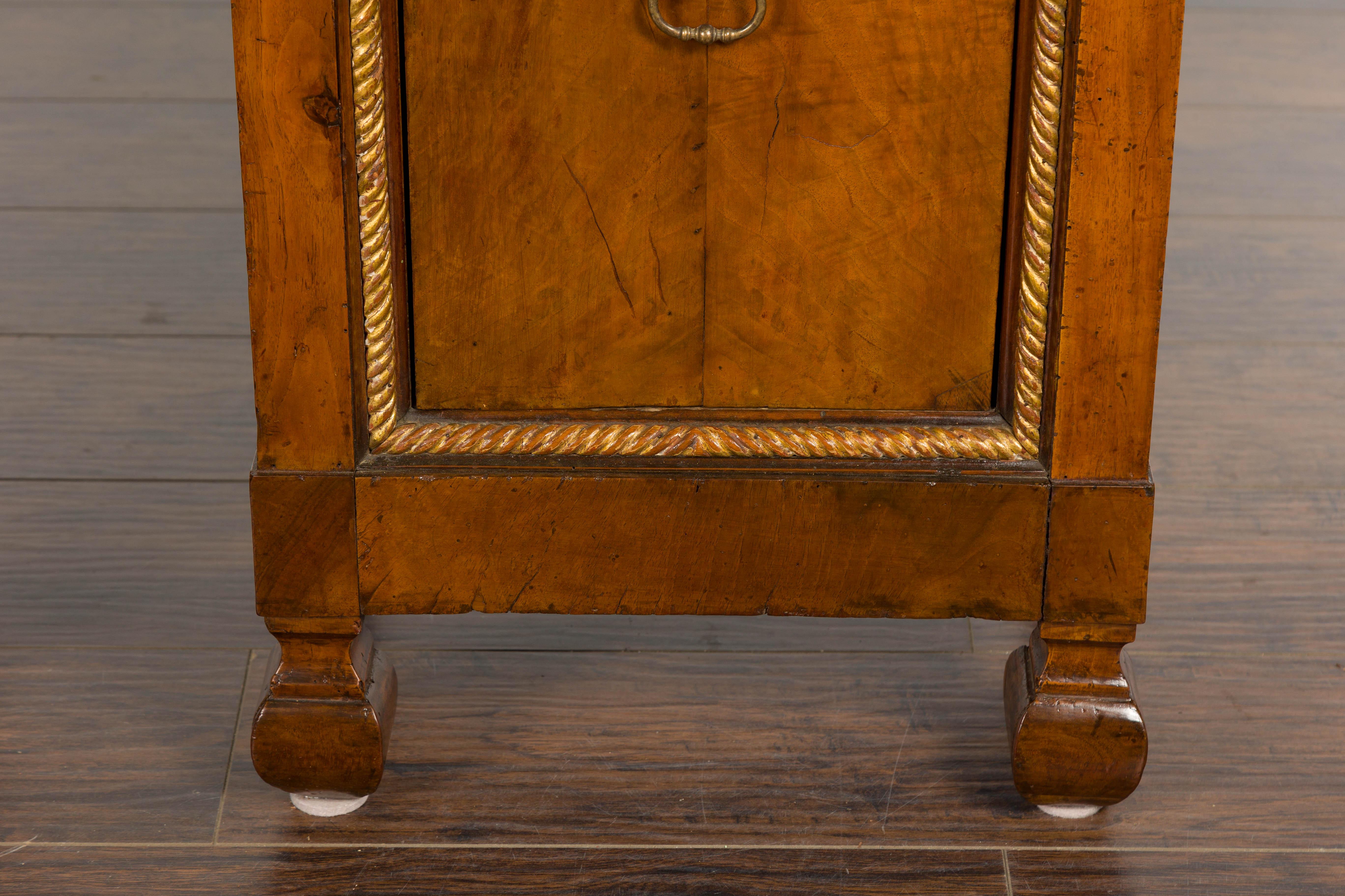 Paire de tables de chevet italiennes des années 1800 en noyer avec motif de corde torsadée en bois doré en vente 6