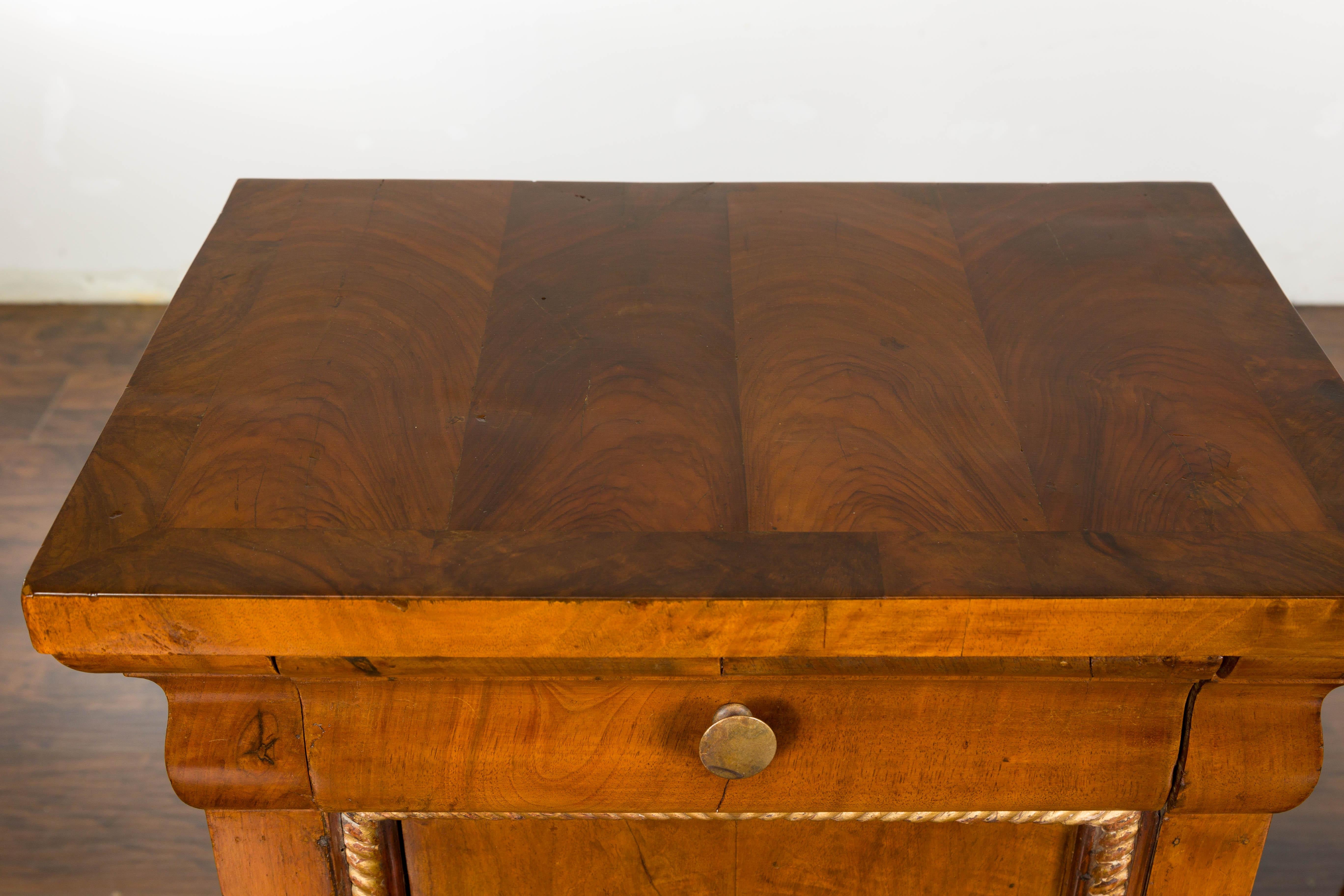 Paire de tables de chevet italiennes des années 1800 en noyer avec motif de corde torsadée en bois doré en vente 13