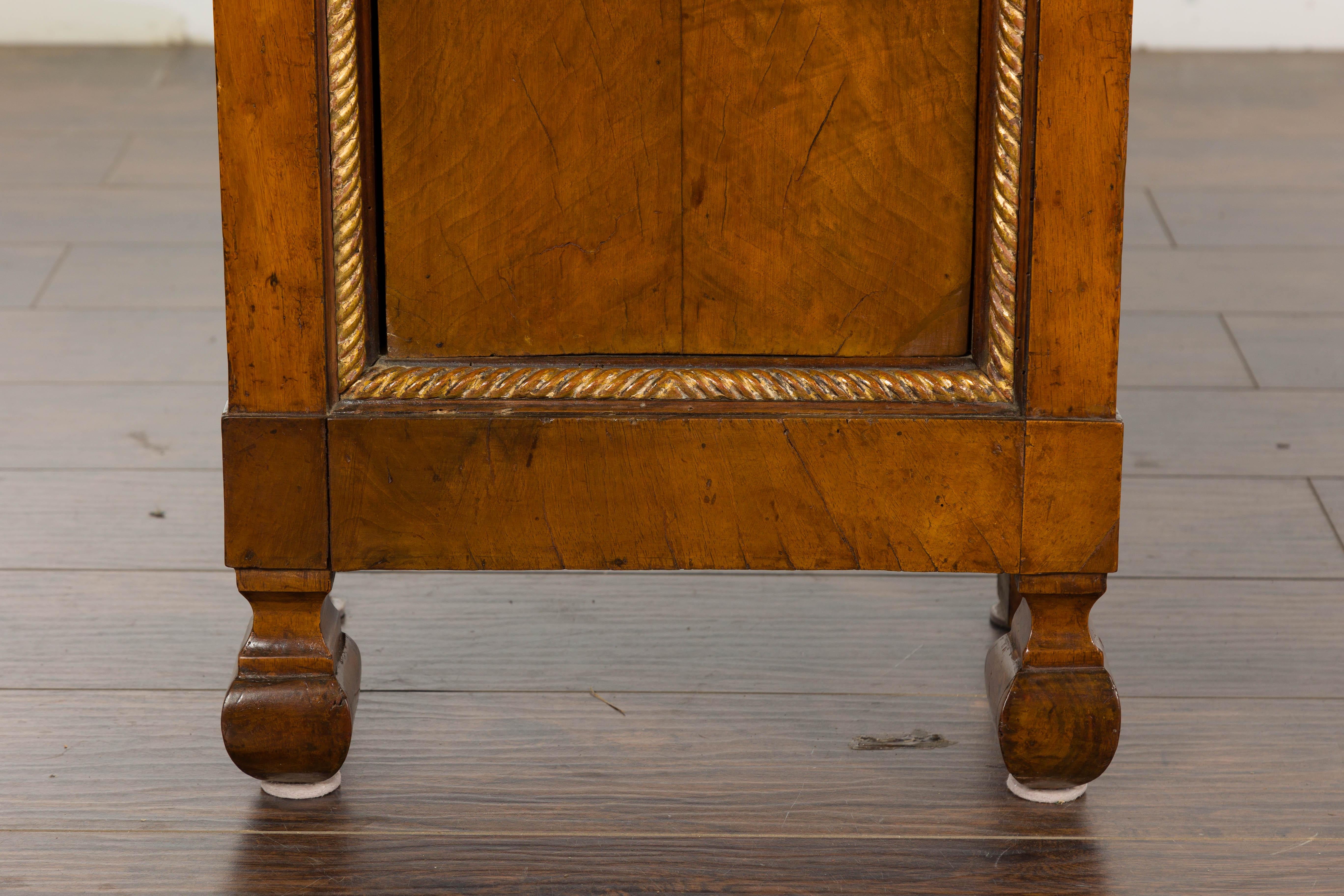 Paire de tables de chevet italiennes des années 1800 en noyer avec motif de corde torsadée en bois doré en vente 3