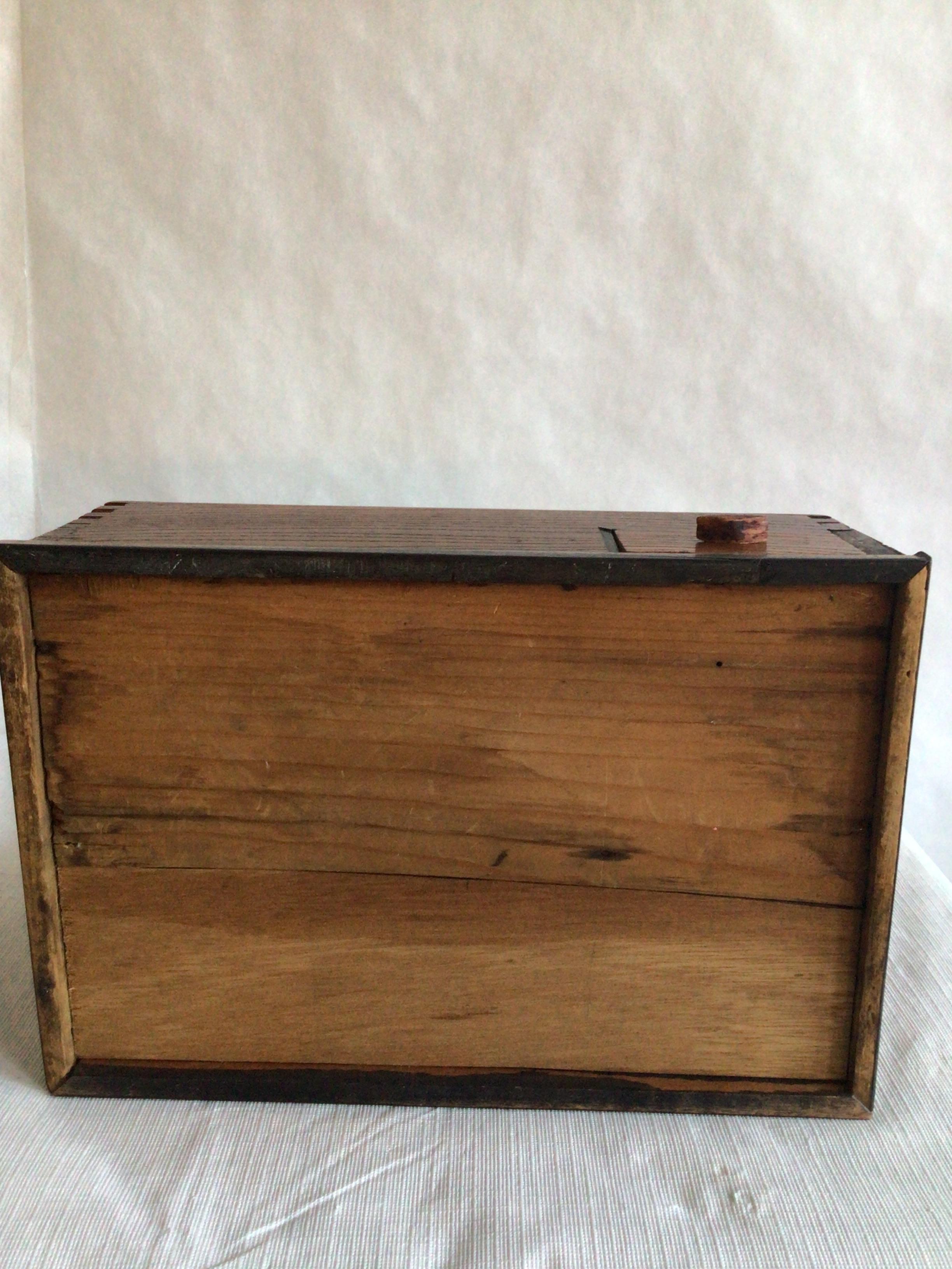 Cassetta delle lettere giapponese del 1800 con calamaio e manico in vendita 8