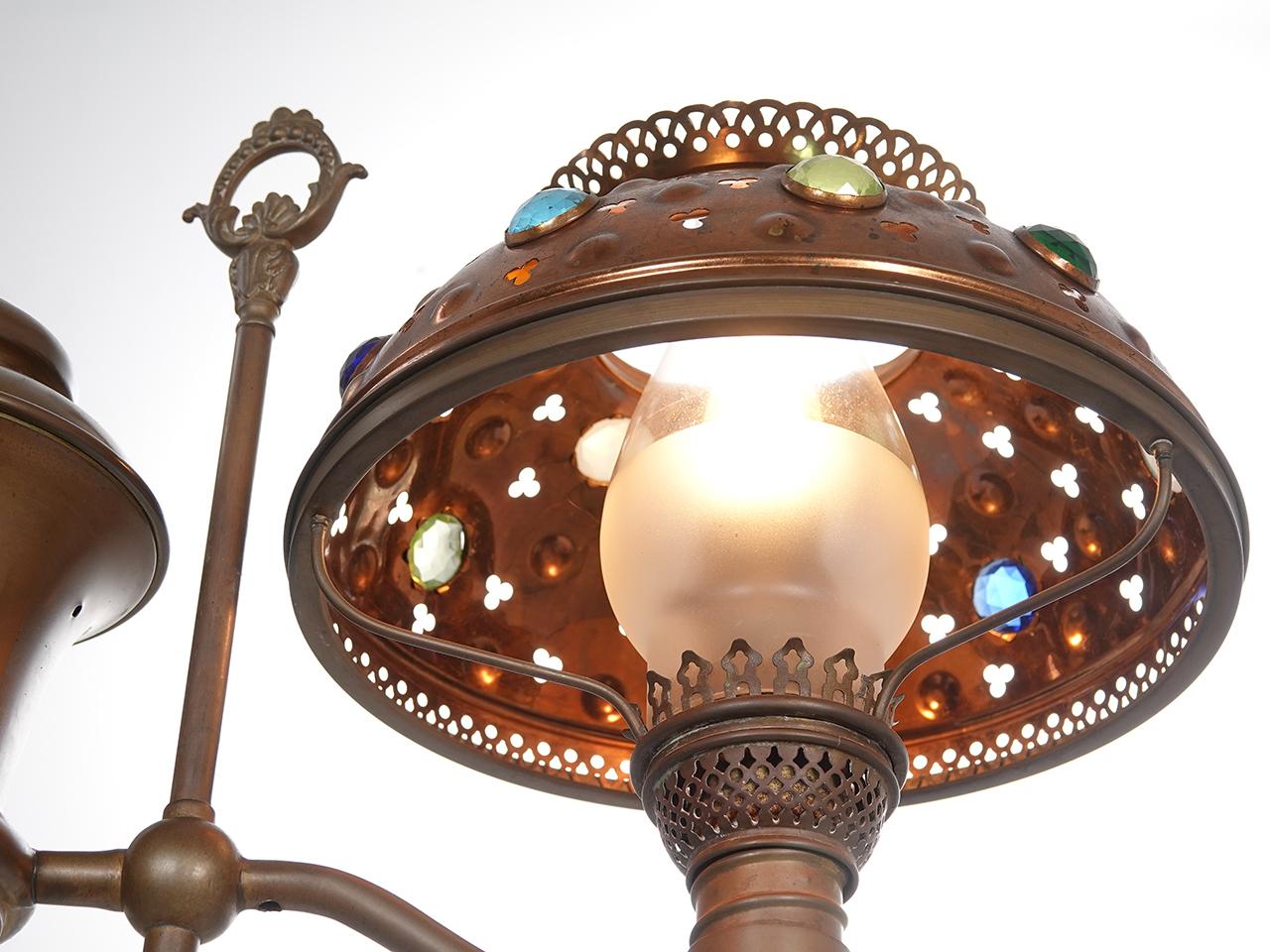 Große verzierte Jeweled Victorian Brass Student Lampe mit 13 geschliffenen Glassteinen und dekorativen Ausschnitten plus klarem Glas Schornstein. Diese Messinglampe ist unsigniert und stammt wahrscheinlich aus den 1870er Jahren. Die Höhe kann leicht