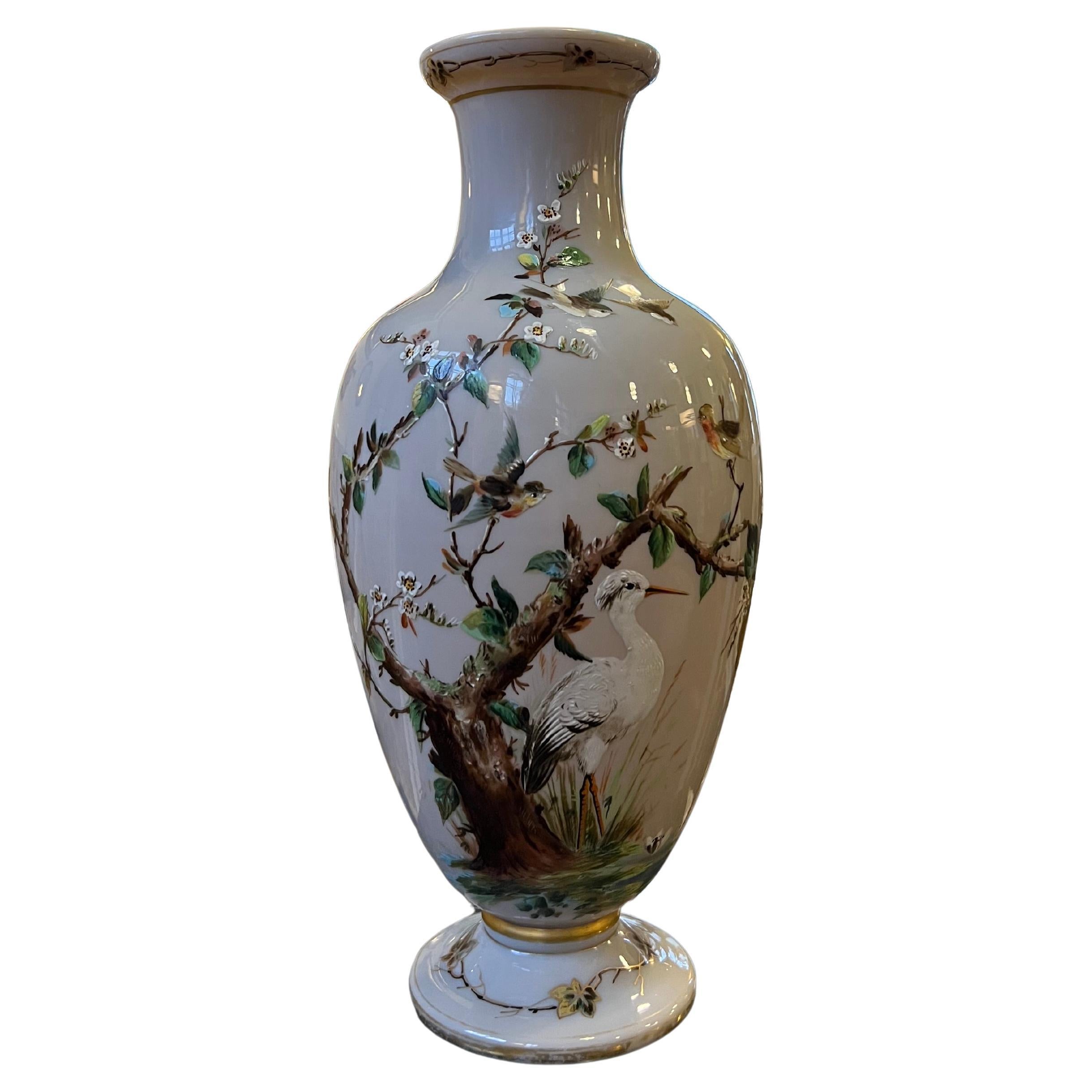 Gran jarrón de vidrio opalino BACCARAT de 1800, motivo en relieve esmaltado pintado a mano