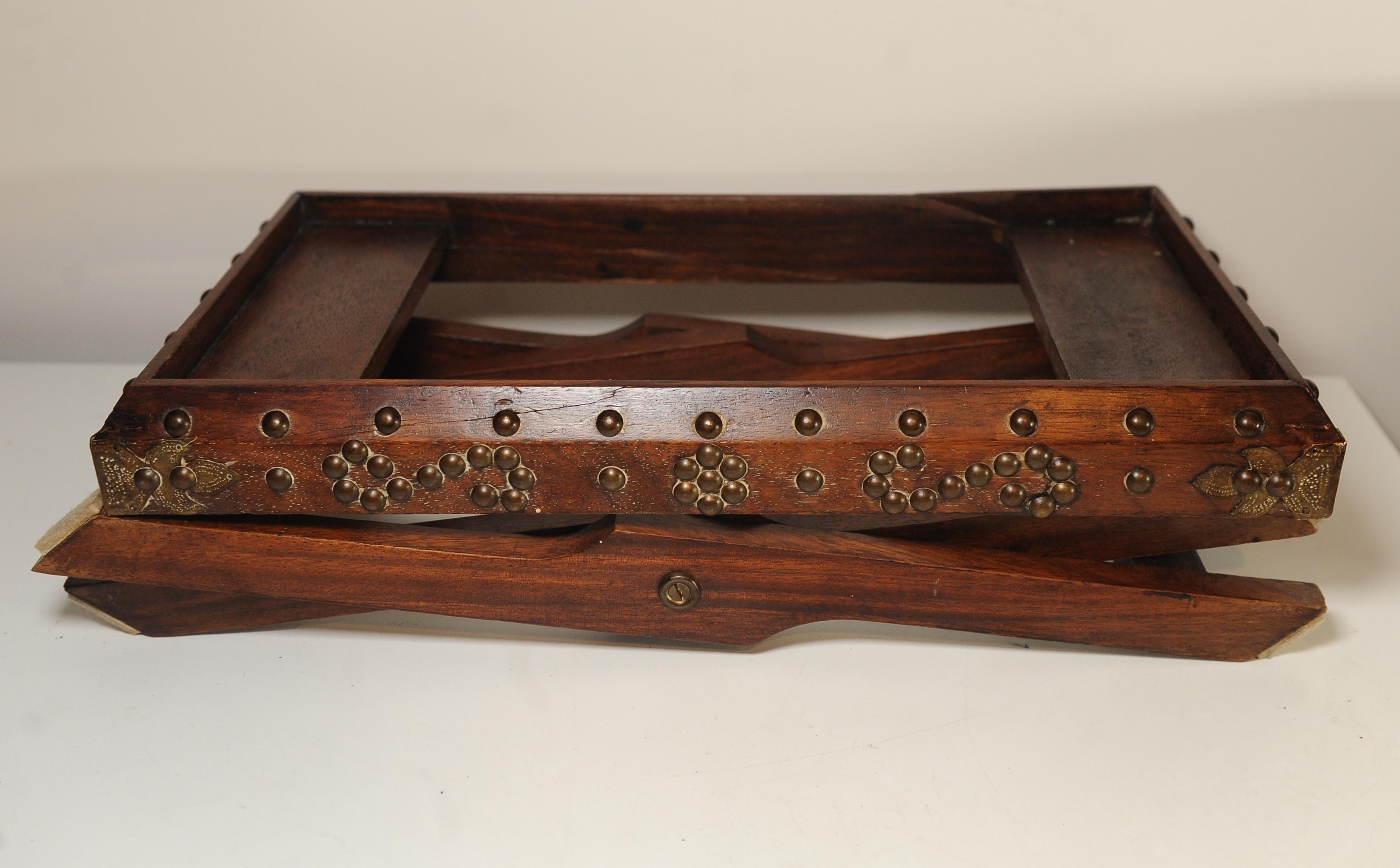 Boîte décorative mauresque en laiton et bois dur des années 1800 sur un Stand pliant clouté en laiton en vente 5
