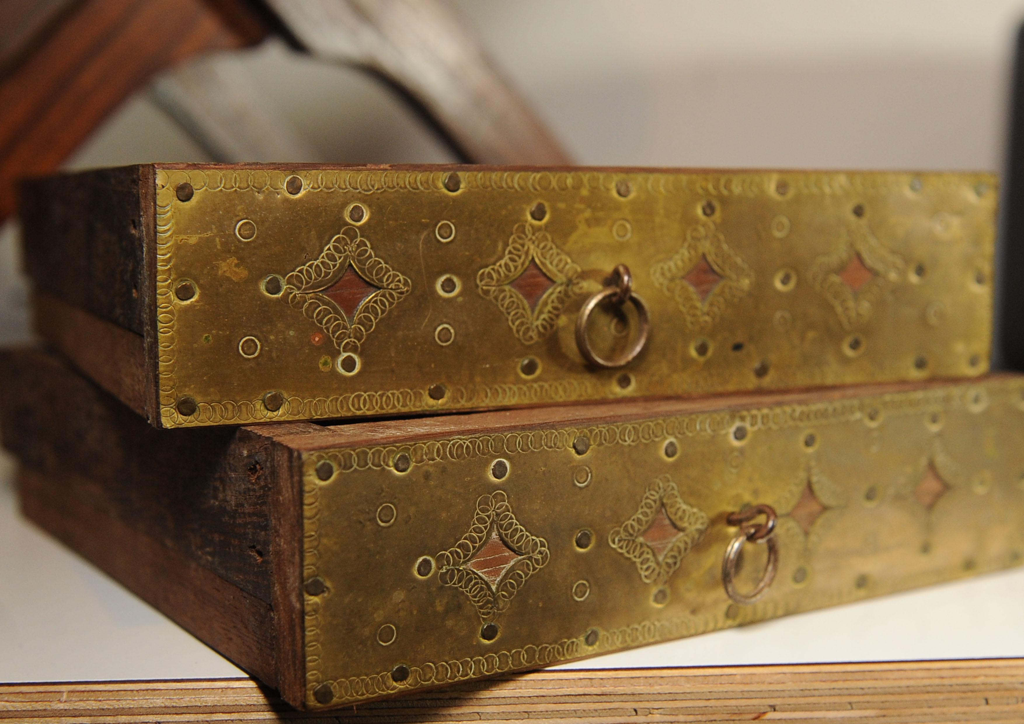 Boîte décorative mauresque en laiton et bois dur des années 1800 sur un Stand pliant clouté en laiton en vente 4