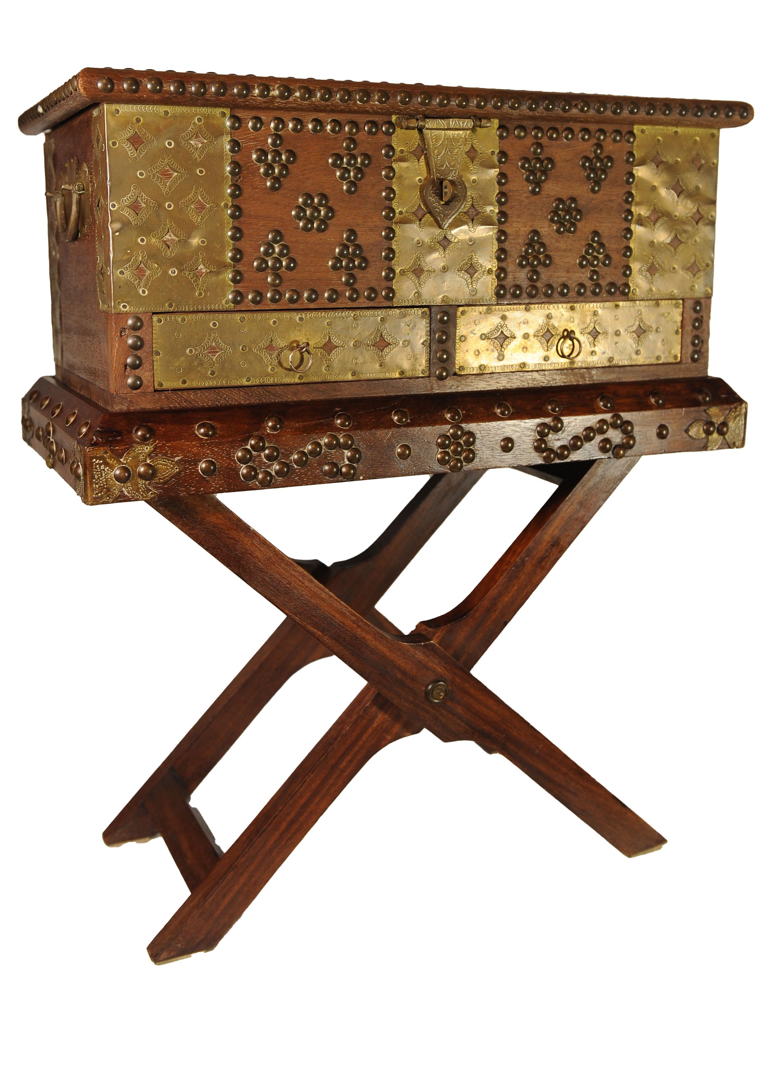 Boîte décorative mauresque en laiton et bois dur de Zanzibar du 19e siècle sur un support pliant assorti à clous en laiton

Dimensions supplémentaires 
sans support
Hauteur : 21cm
Largeur : 48,5 cm
Profondeur : 24,5 cm 

Profondeur du support 
22cm