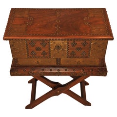 Boîte décorative mauresque en laiton et bois dur des années 1800 sur un Stand pliant clouté en laiton