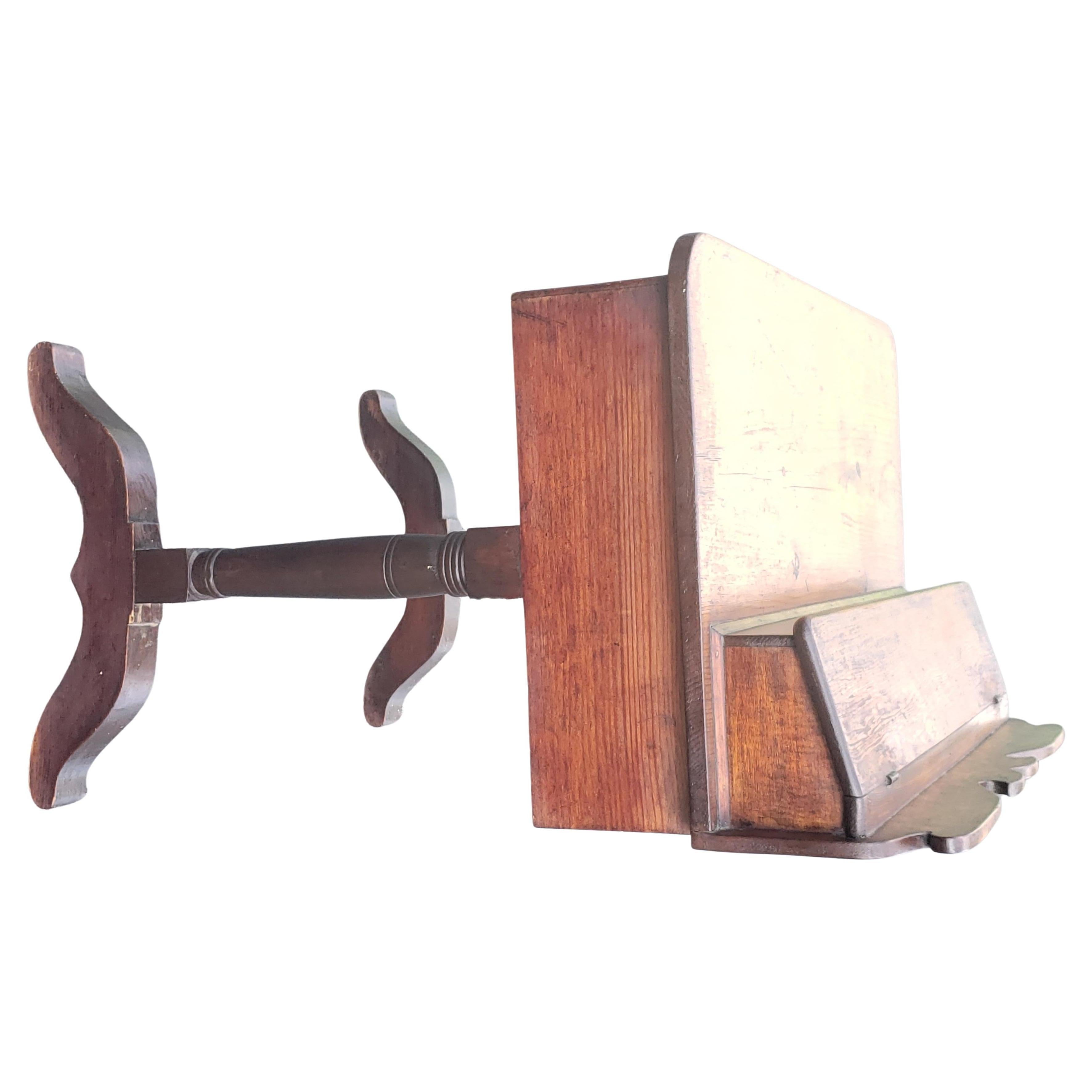 Kleiner Schreibtisch aus den 1800er Jahren in Neuengland. Originale Patina. Guter, stabiler Zustand. Funktionelle Schubladen mit originalen Kieferknopfzügen. Messen Sie 28
